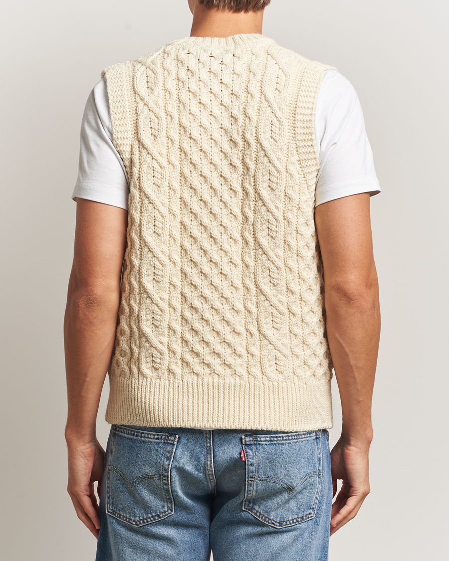 Hombres | Jerséis y prendas de punto | Peregrine | Hudson Wool Aran Knitted Vest Ecru