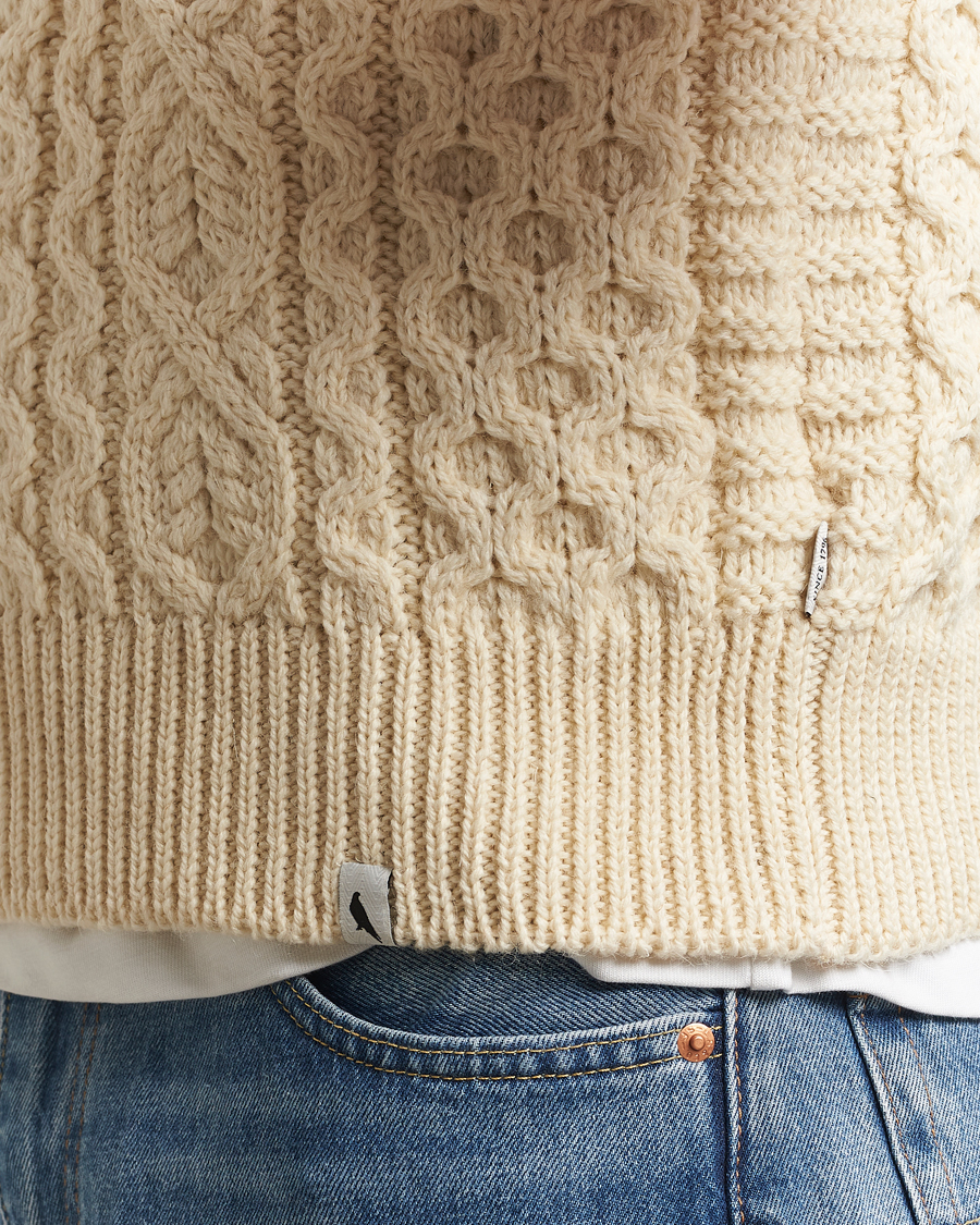 Hombres | Jerséis y prendas de punto | Peregrine | Hudson Wool Aran Knitted Vest Ecru