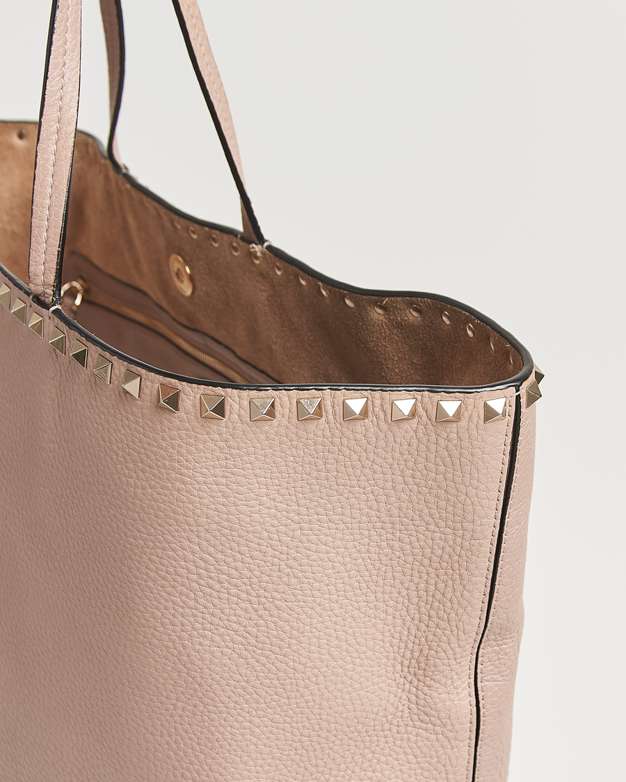 Hombres | Valentino Pre-Owned Medium Rockstud Tote Bag Poudre | Valentino Pre-Owned | Medium Rockstud Tote Bag Poudre