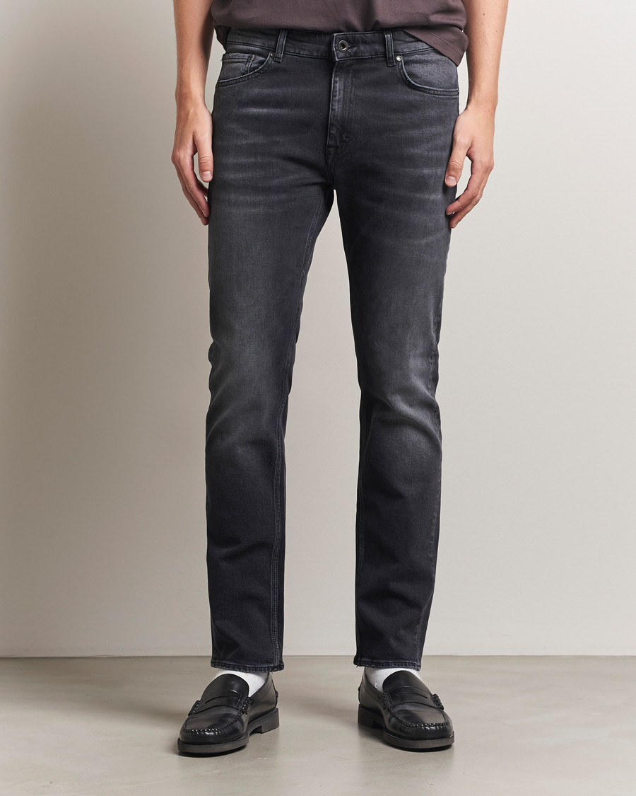 Hombres | Pantalones | Tiger of Sweden | Des Jeans Washed Black