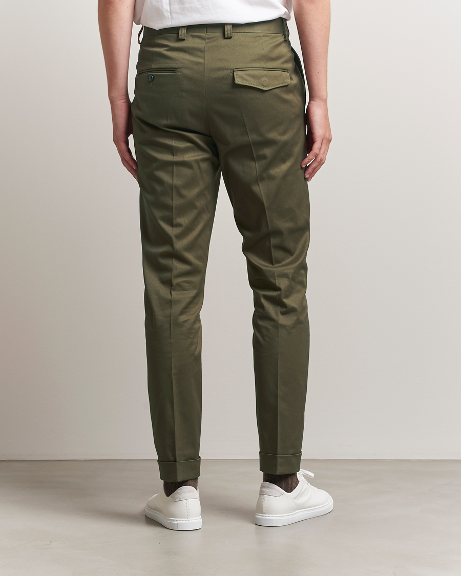Hombres | Pantalones | Tiger of Sweden | Tenuta Pleated Cotton Trousers Deep Olive