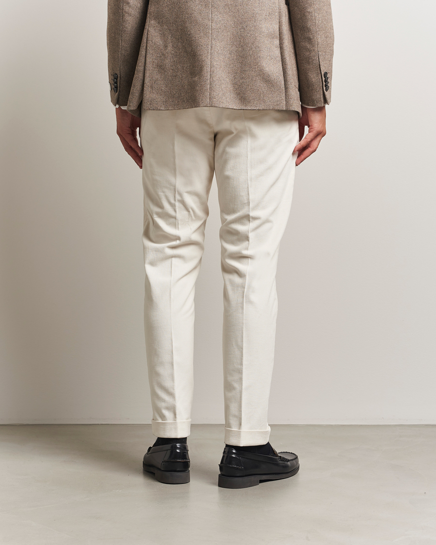 Hombres | Pantalones | Tiger of Sweden | Tenuta Pleated Corduroy Trousers Light Ivory