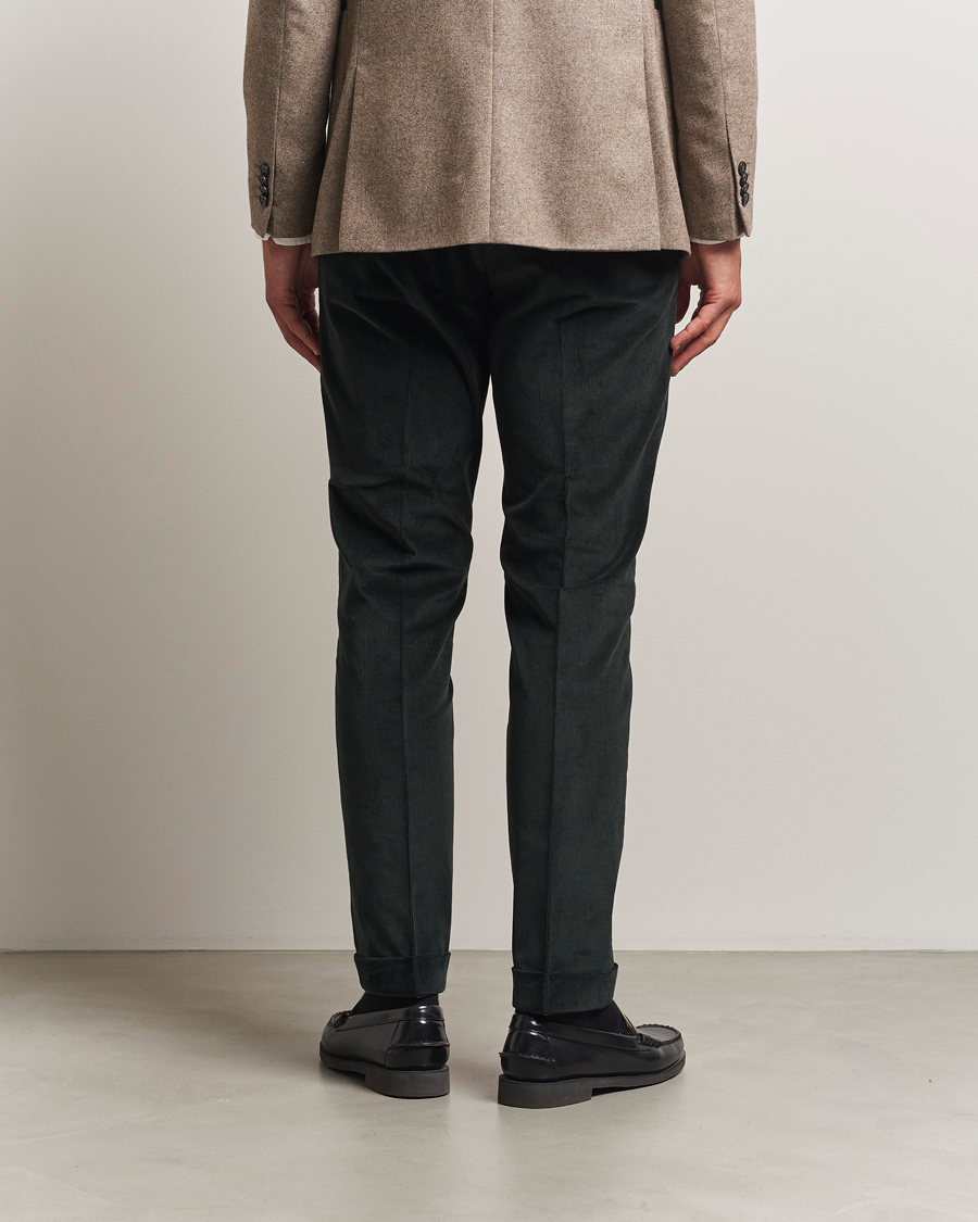 Hombres | Pantalones | Tiger of Sweden | Tenuta Pleated Corduroy Trousers Midnight Green