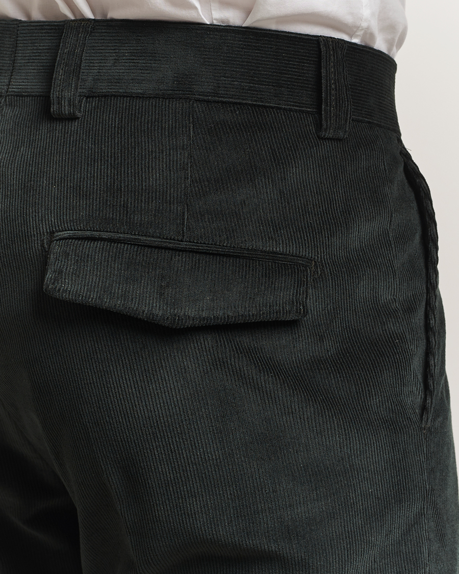 Hombres | Pantalones | Tiger of Sweden | Tenuta Pleated Corduroy Trousers Midnight Green
