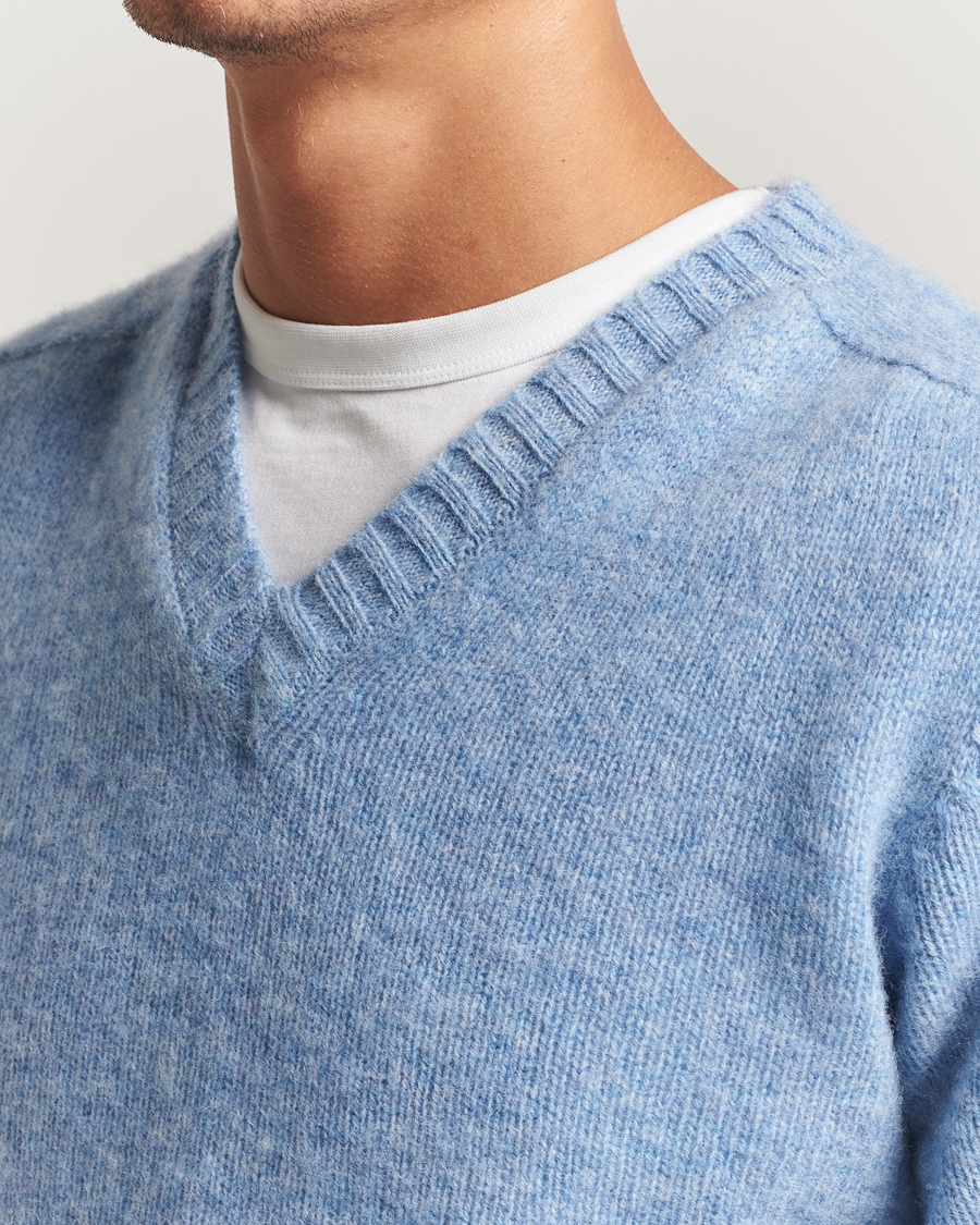 Hombres | Jerséis y prendas de punto | Harley Of Scotland for Care of Carl | Harley Of Scotland Brushed Supersoft Lambswool V-Neck Light Blue