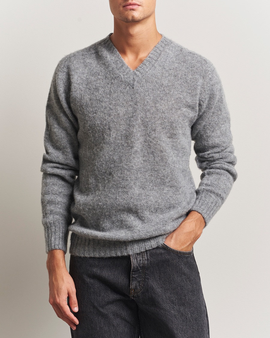 Hombres | Jerséis y prendas de punto | Harley Of Scotland for Care of Carl | Harley Of Scotland Brushed Supersoft Lambswool V-Neck Mid Grey