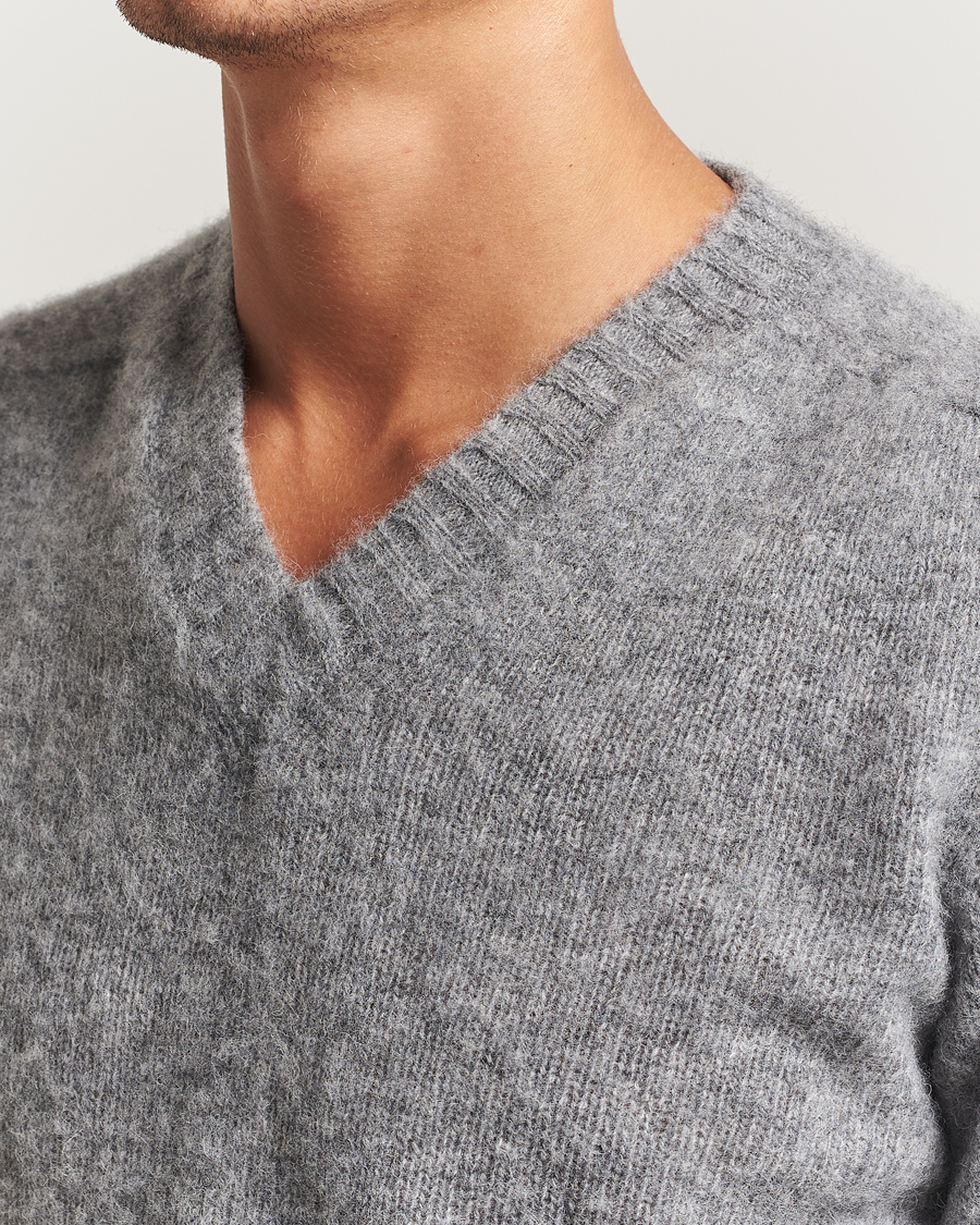 Hombres | Jerséis y prendas de punto | Harley Of Scotland for Care of Carl | Harley Of Scotland Brushed Supersoft Lambswool V-Neck Mid Grey