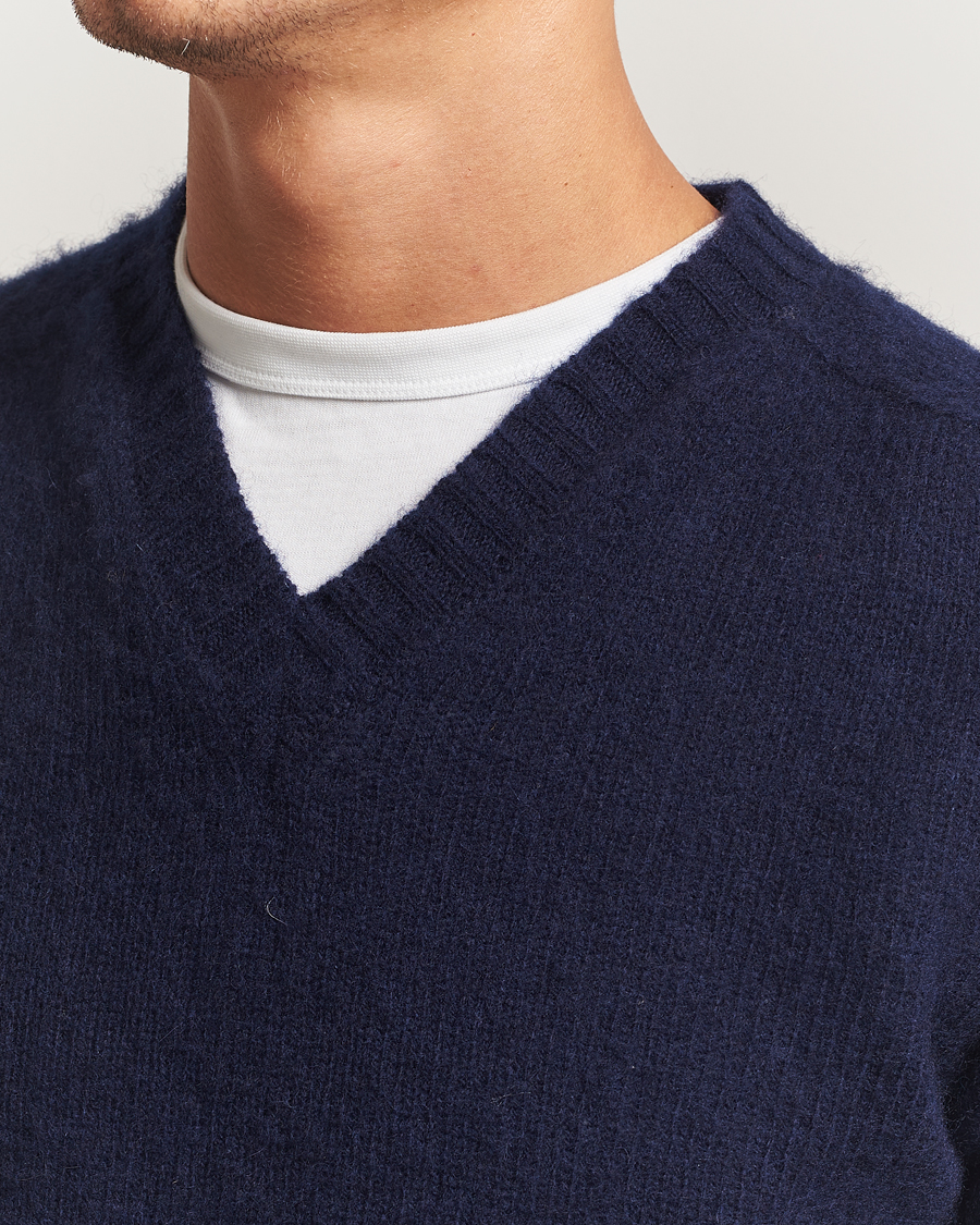 Hombres | Jerséis y prendas de punto | Harley Of Scotland for Care of Carl | Harley Of Scotland Brushed Supersoft Lambswool V-Neck Navy