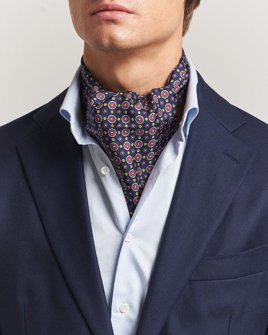 Hombres | Bufandas elegantes | Amanda Christensen | Silk Twill Medallion Ascot Navy