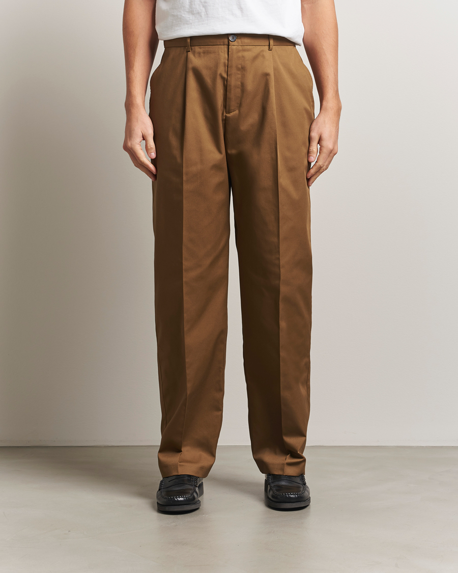 Hombres | Pantalones | LES DEUX | Reece Pleated Heavy Twill Pant Dark Sand
