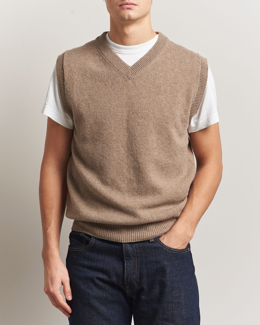Hombres | Jerséis y prendas de punto | Sunspel | Lambswool Knitted Vest Sandstone