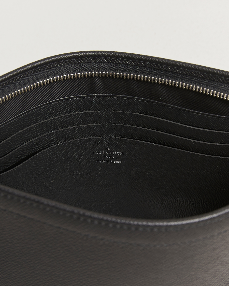 Hombres | Pre-Owned & Vintage Bags | Louis Vuitton Pre-Owned | Pochette Voyage Taiga MM Black