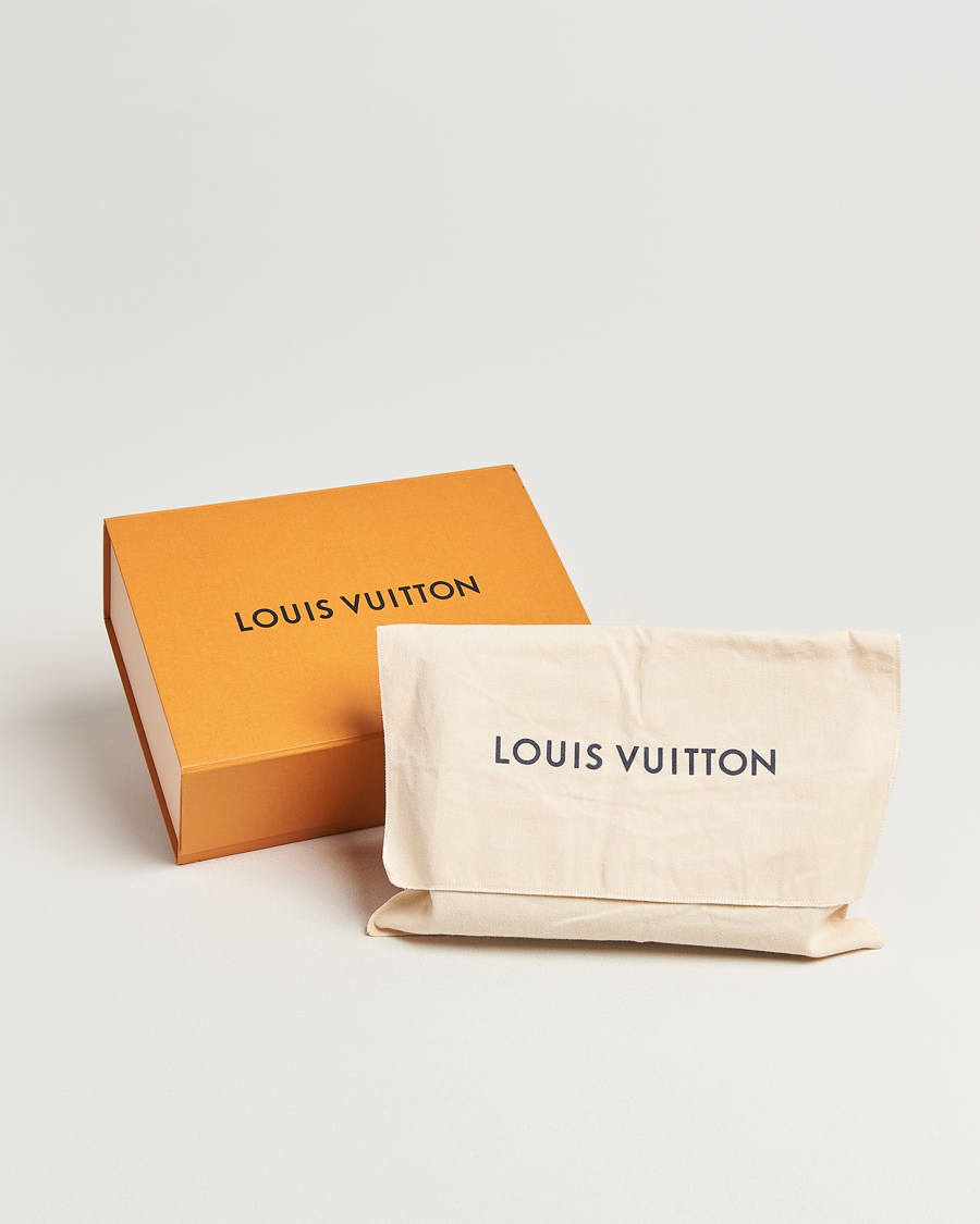 Hombres | Pre-Owned & Vintage Bags | Louis Vuitton Pre-Owned | Pochette Voyage Taiga MM Black