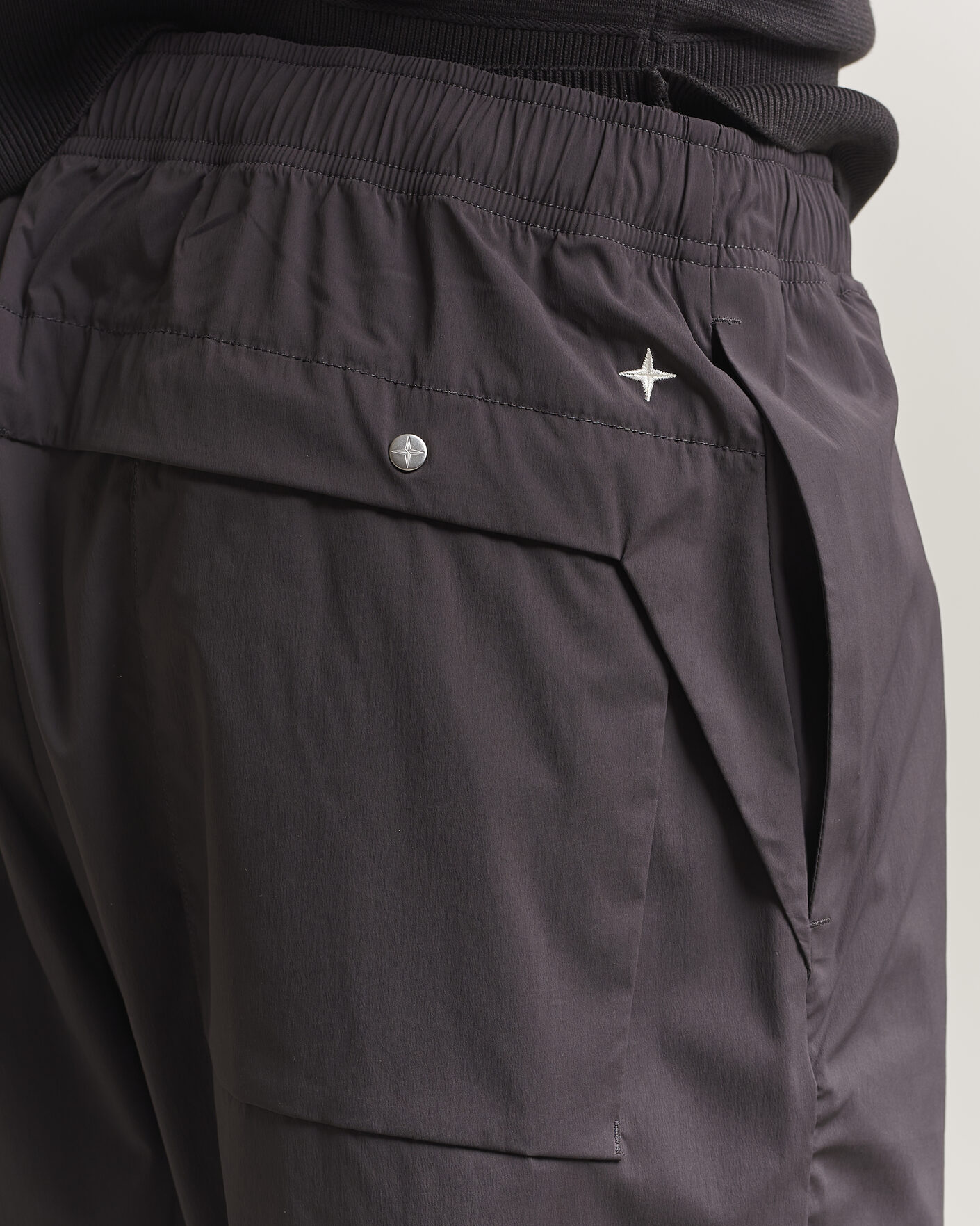 Hombres | Pantalones | Stone Island | Stellina Technical Nylon Stretch Trousers Charcoal