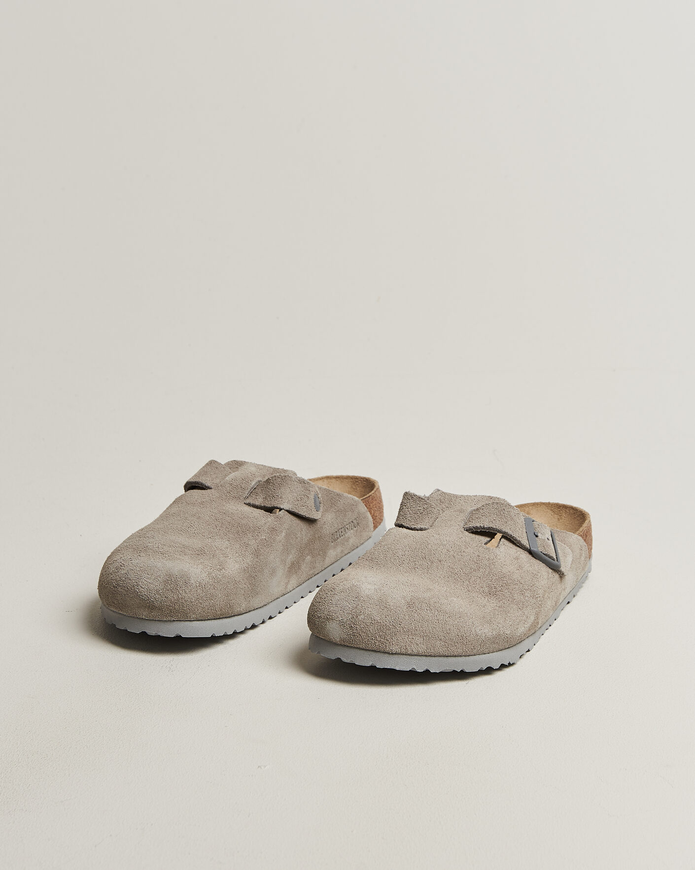 Hombres | Sandalias y chanclas | BIRKENSTOCK | Boston Soft Footbed Stone Coin Suede