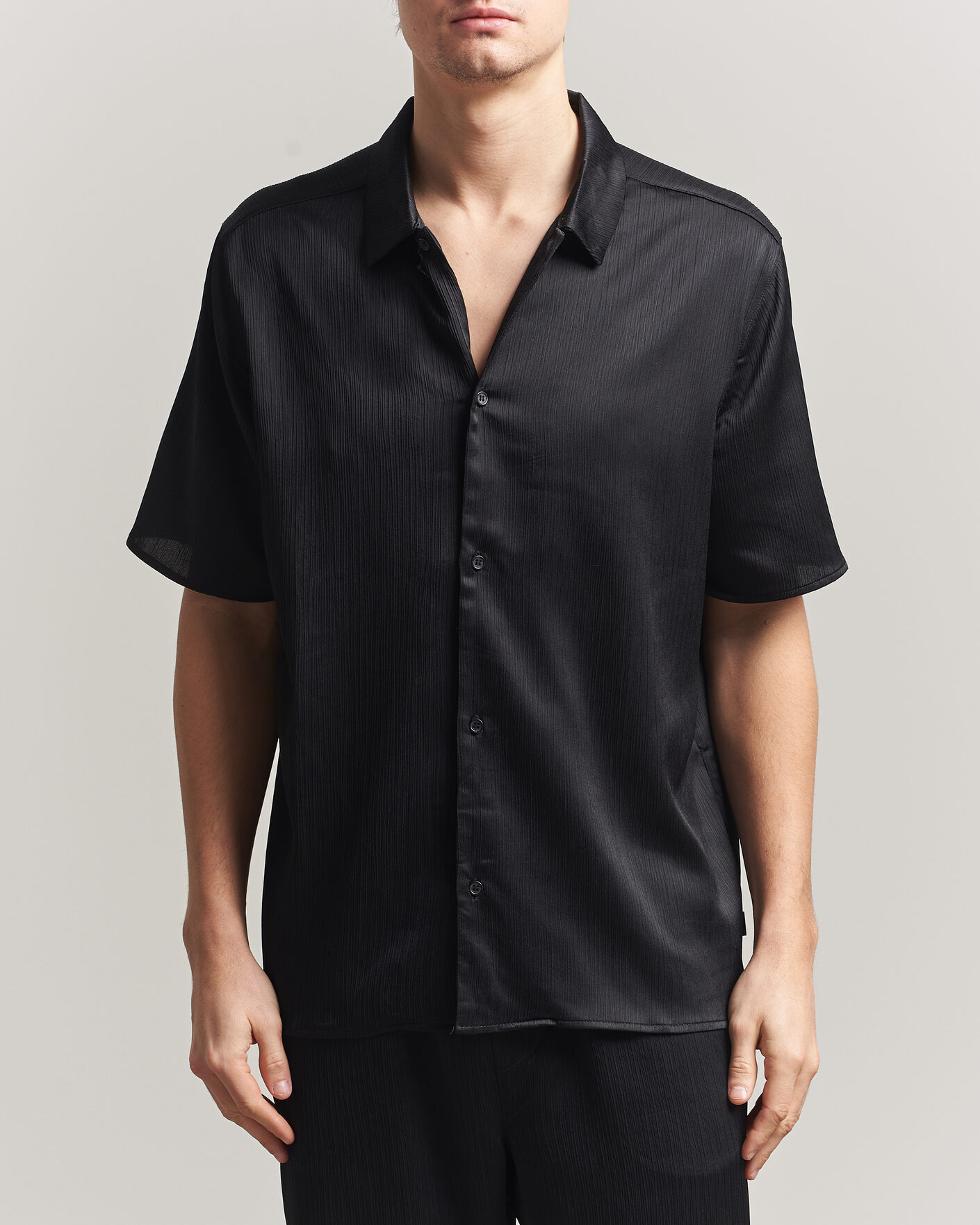 Hombres | Camisas | LES DEUX | Hector Plissé Short Sleeve Shirt Black