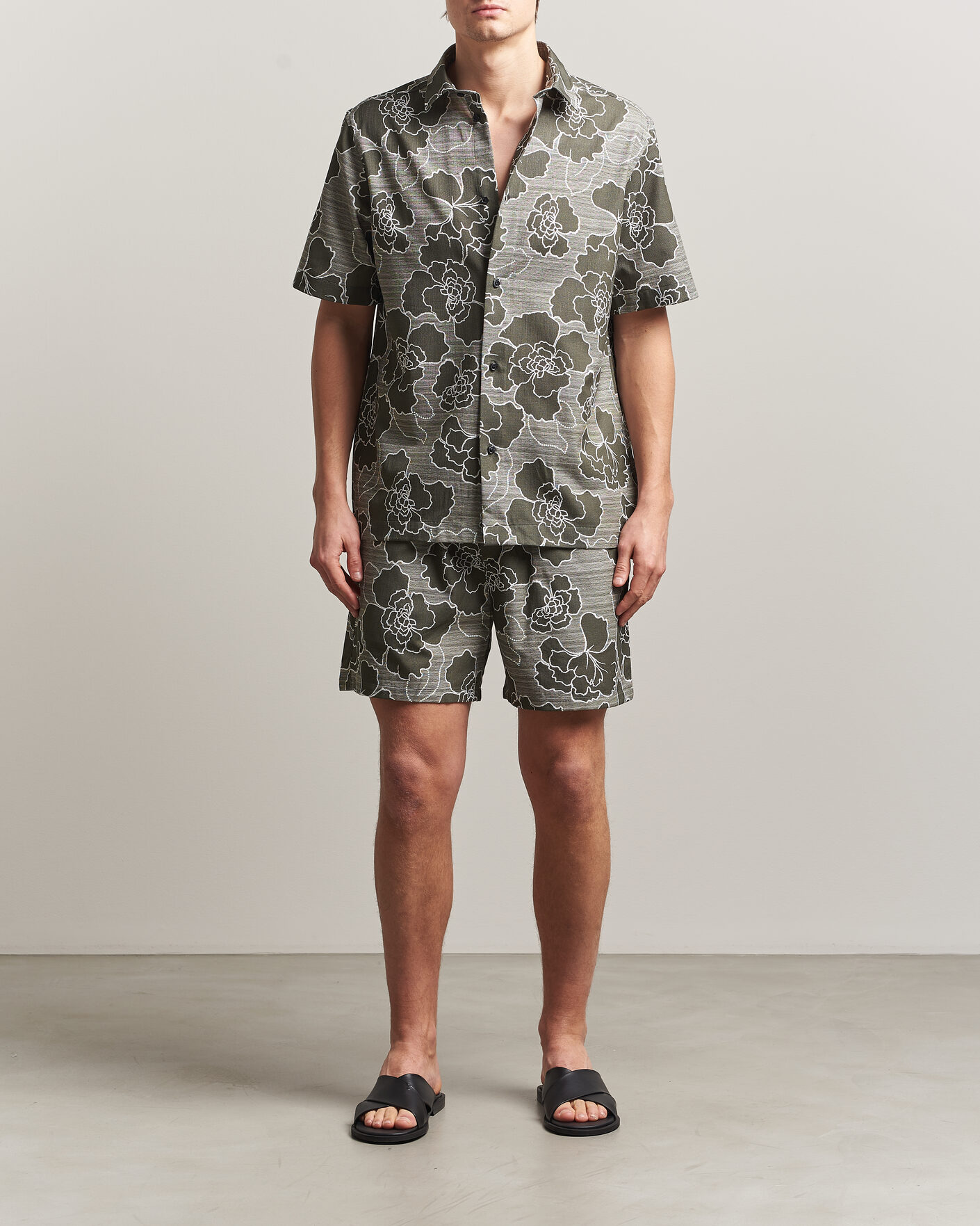 Hombres | Camisas | LES DEUX | Charlie Poppy AOP Short Sleeve Shirt Olive Night
