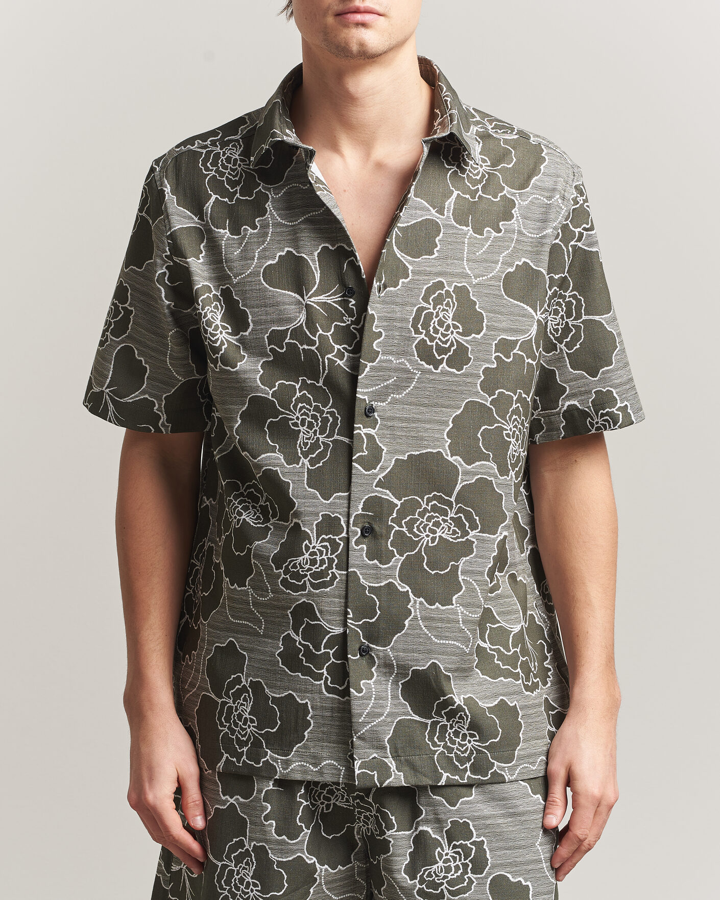 Hombres | Camisas | LES DEUX | Charlie Poppy AOP Short Sleeve Shirt Olive Night