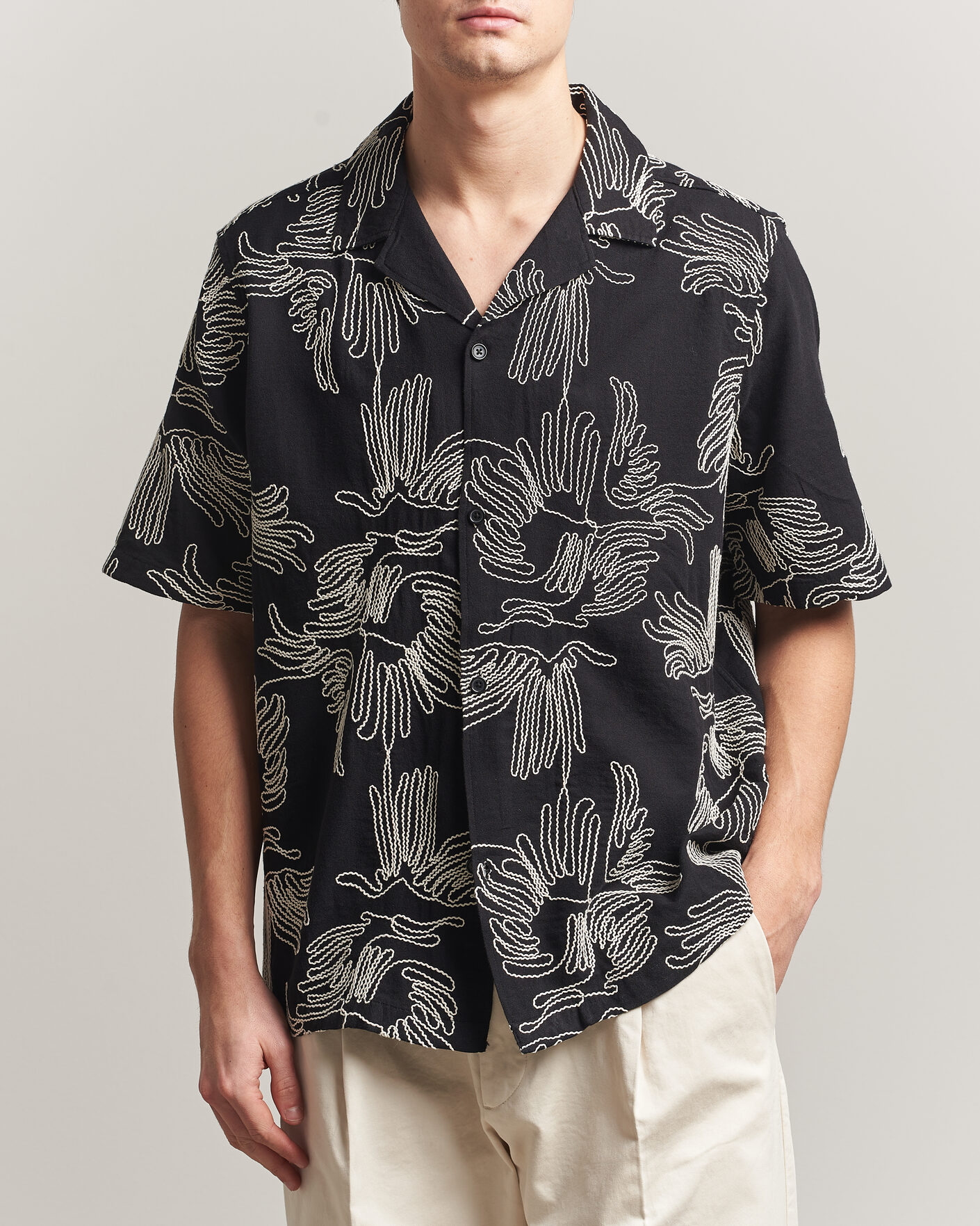 Hombres | Camisas | LES DEUX | Liam AOE Flower Short Sleeve Shirt Black