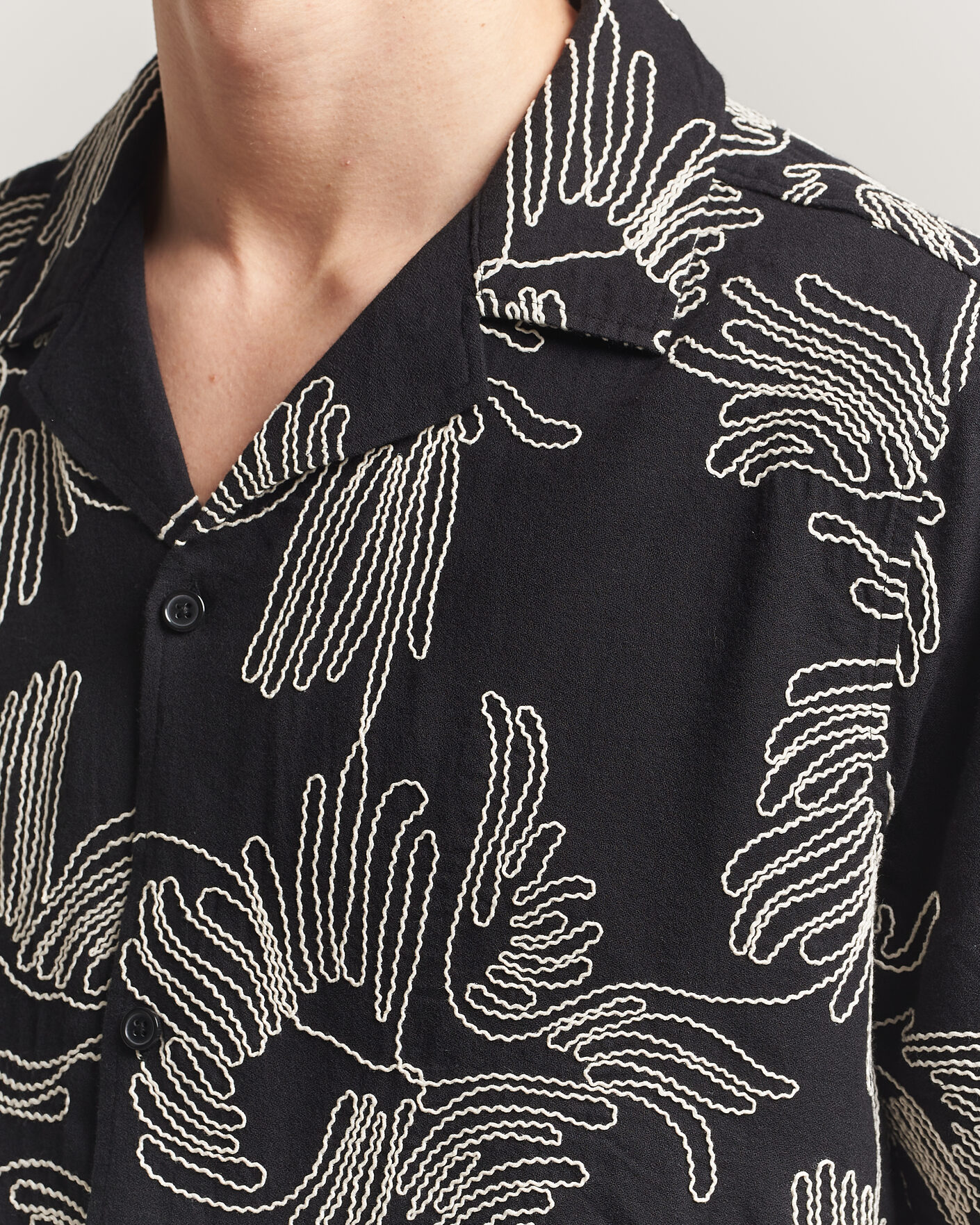 Hombres | Camisas | LES DEUX | Liam AOE Flower Short Sleeve Shirt Black