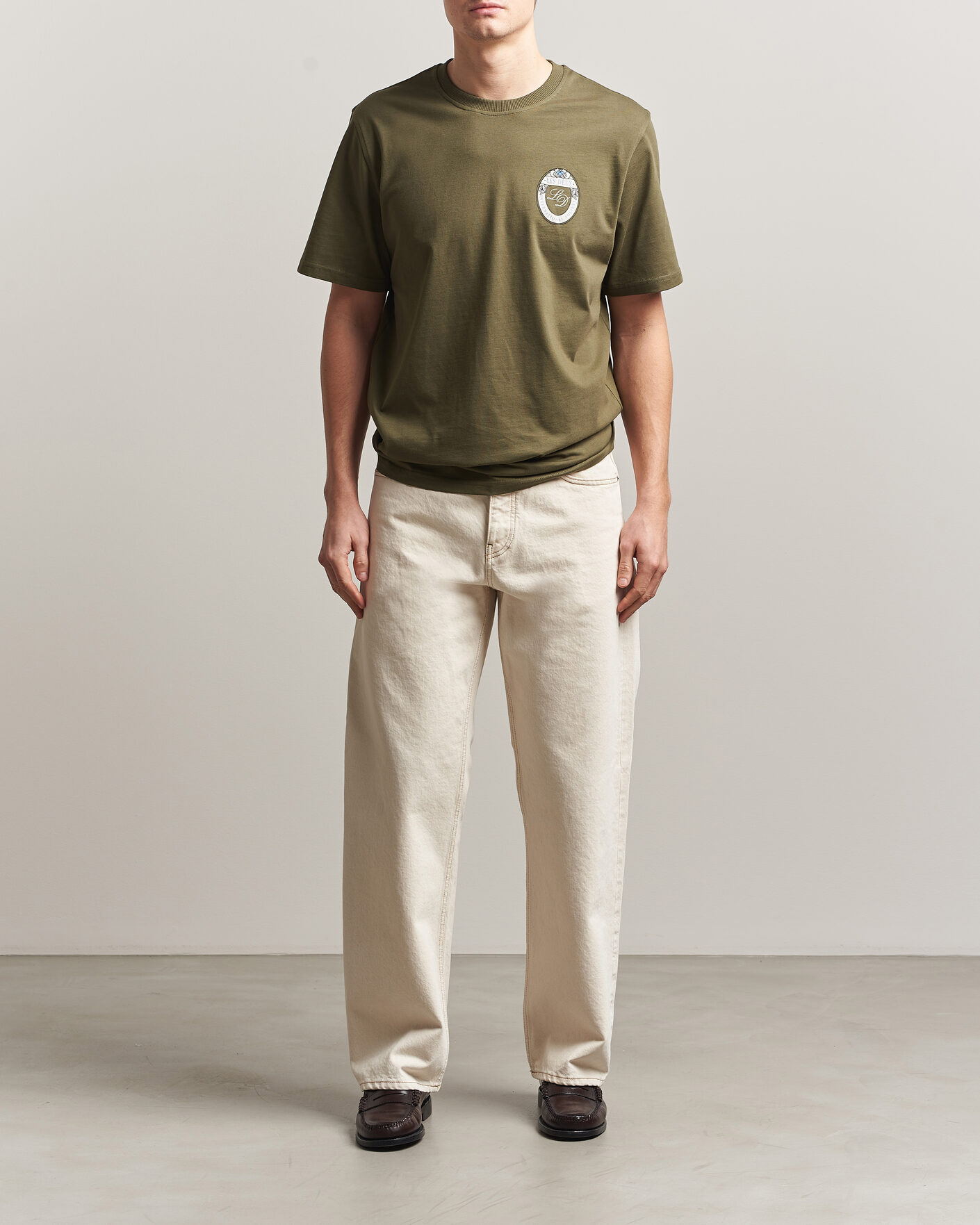 Hombres | Camisetas | LES DEUX | Brday Emblem T-Shirt Olive Night Green