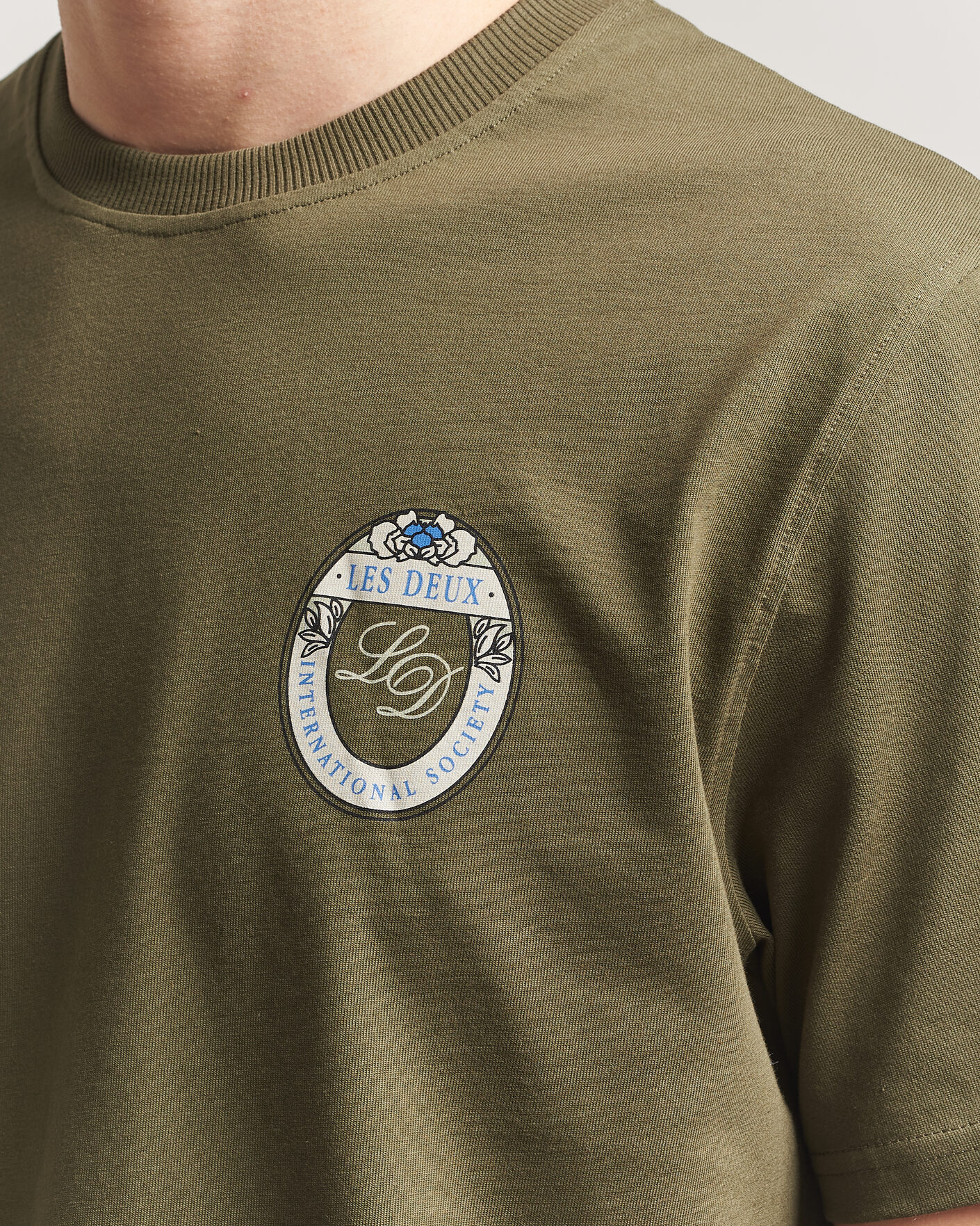 Hombres | Camisetas | LES DEUX | Brday Emblem T-Shirt Olive Night Green