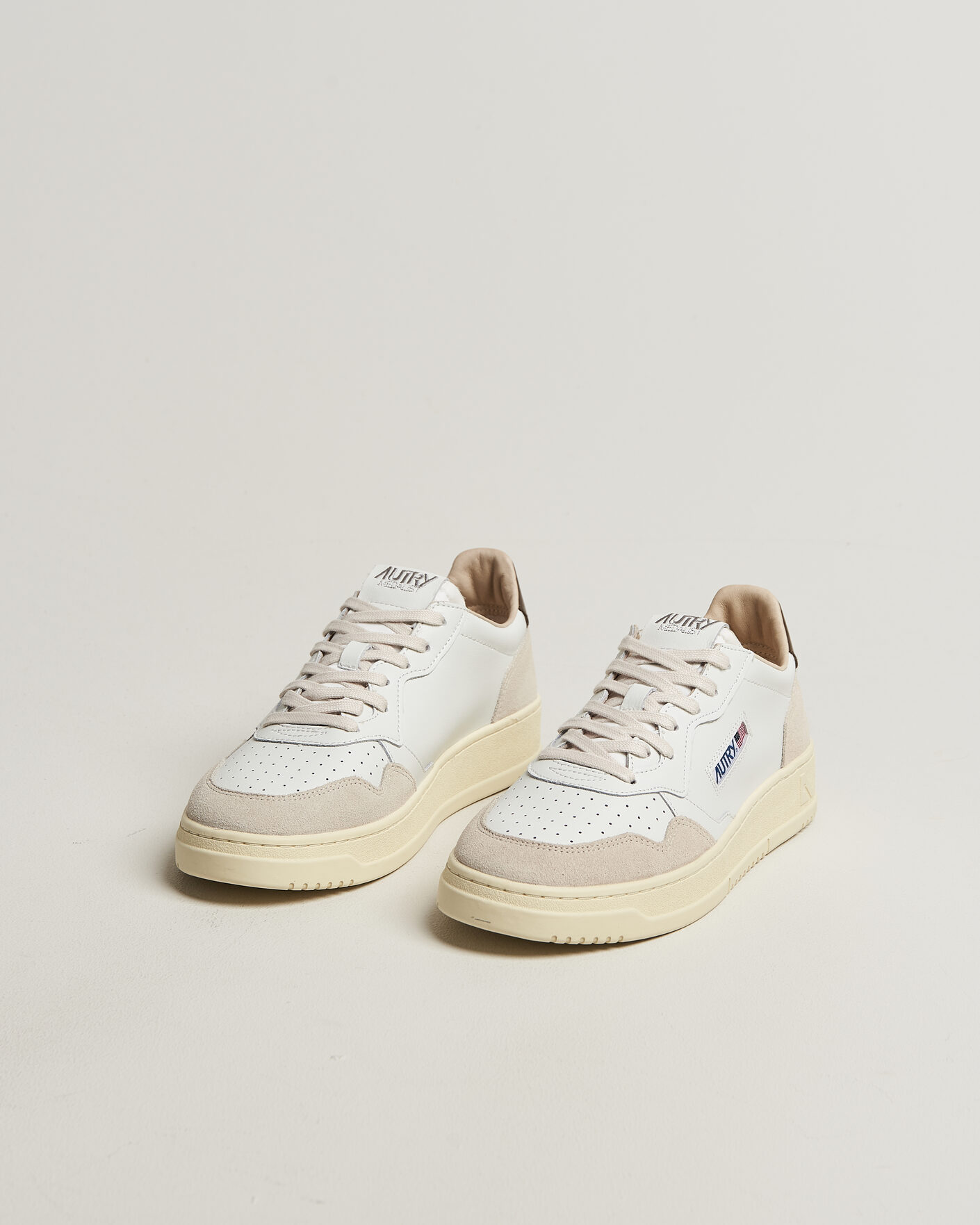 Hombres | Zapatillas | Autry | Medalist Low Leather/Suede Sneaker White/Teak