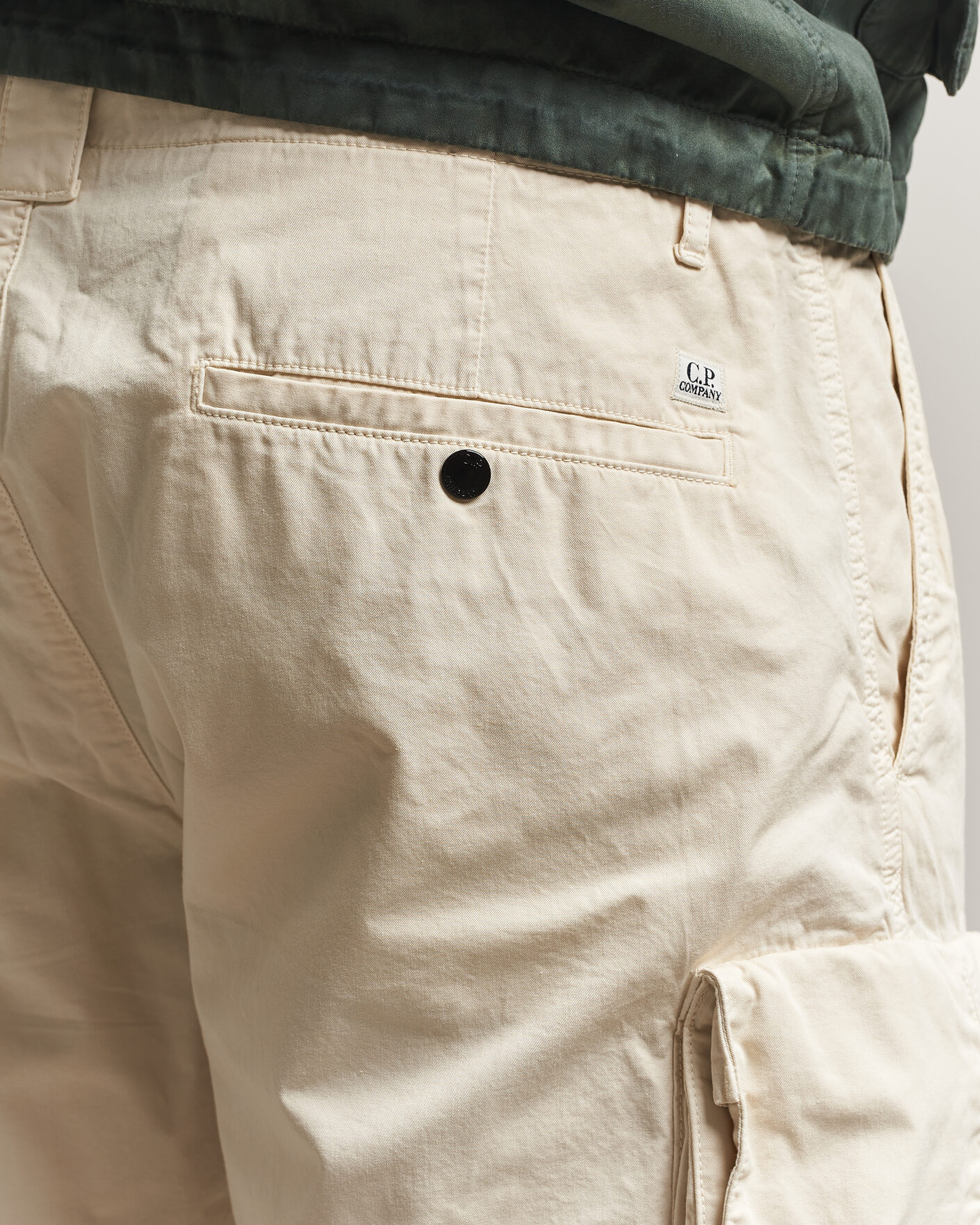Hombres | Pantalones cortos | C.P. Company | Cotton Gabardine Cargo Shorts Cream
