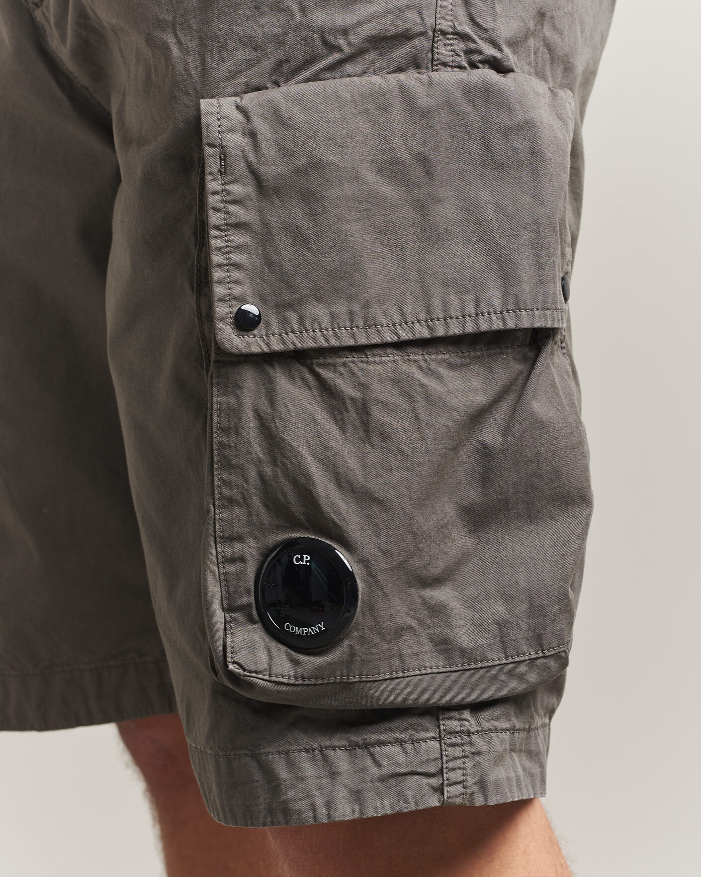 Hombres | Pantalones cortos | C.P. Company | Cotton Gabardine Cargo Shorts Washed Black