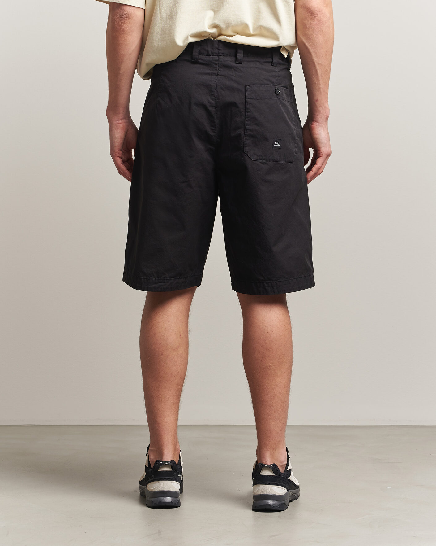 Hombres | Pantalones cortos | C.P. Company | Cotton Gabardine Pleated Loose Shorts Black