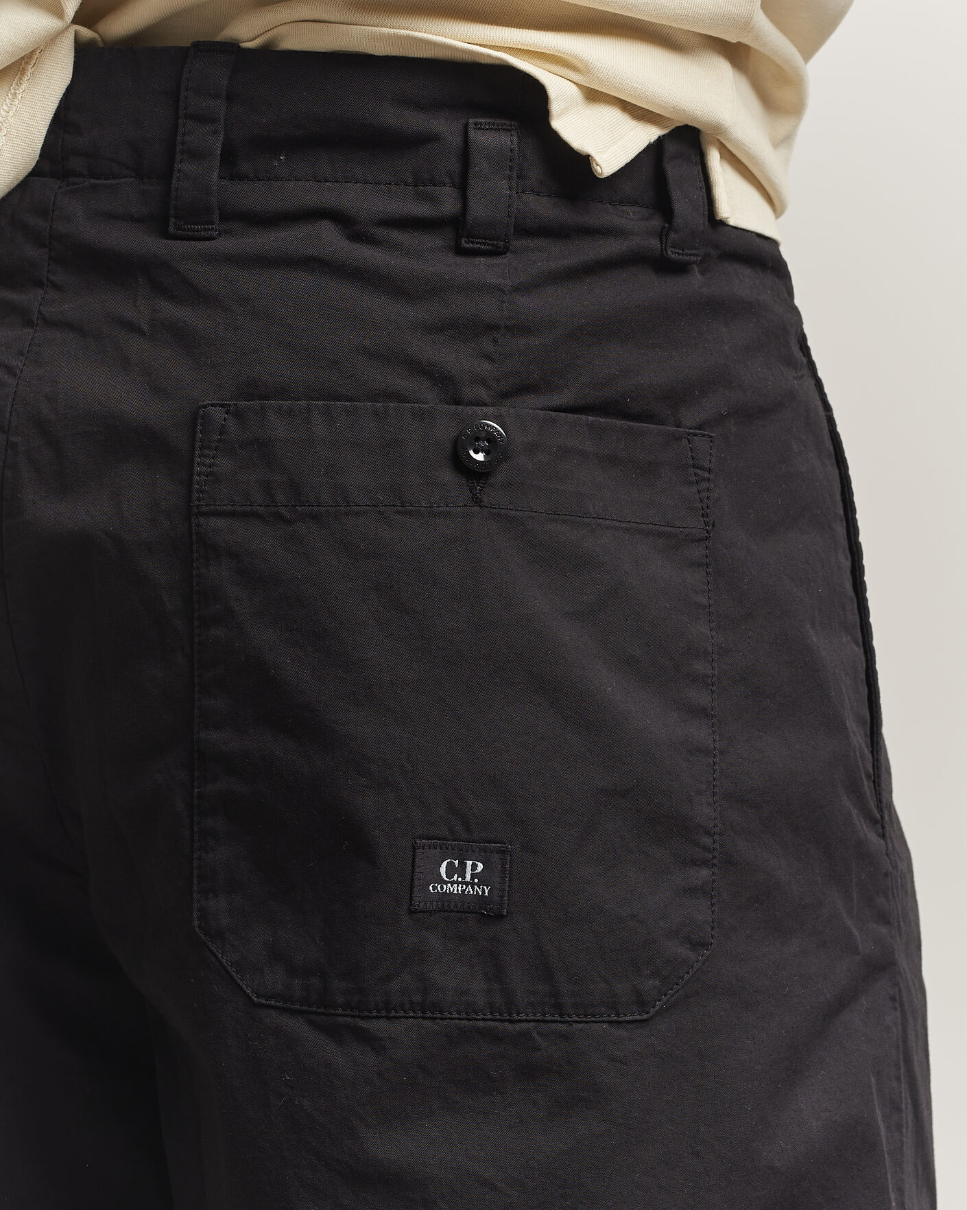 Hombres | Pantalones cortos | C.P. Company | Cotton Gabardine Pleated Loose Shorts Black