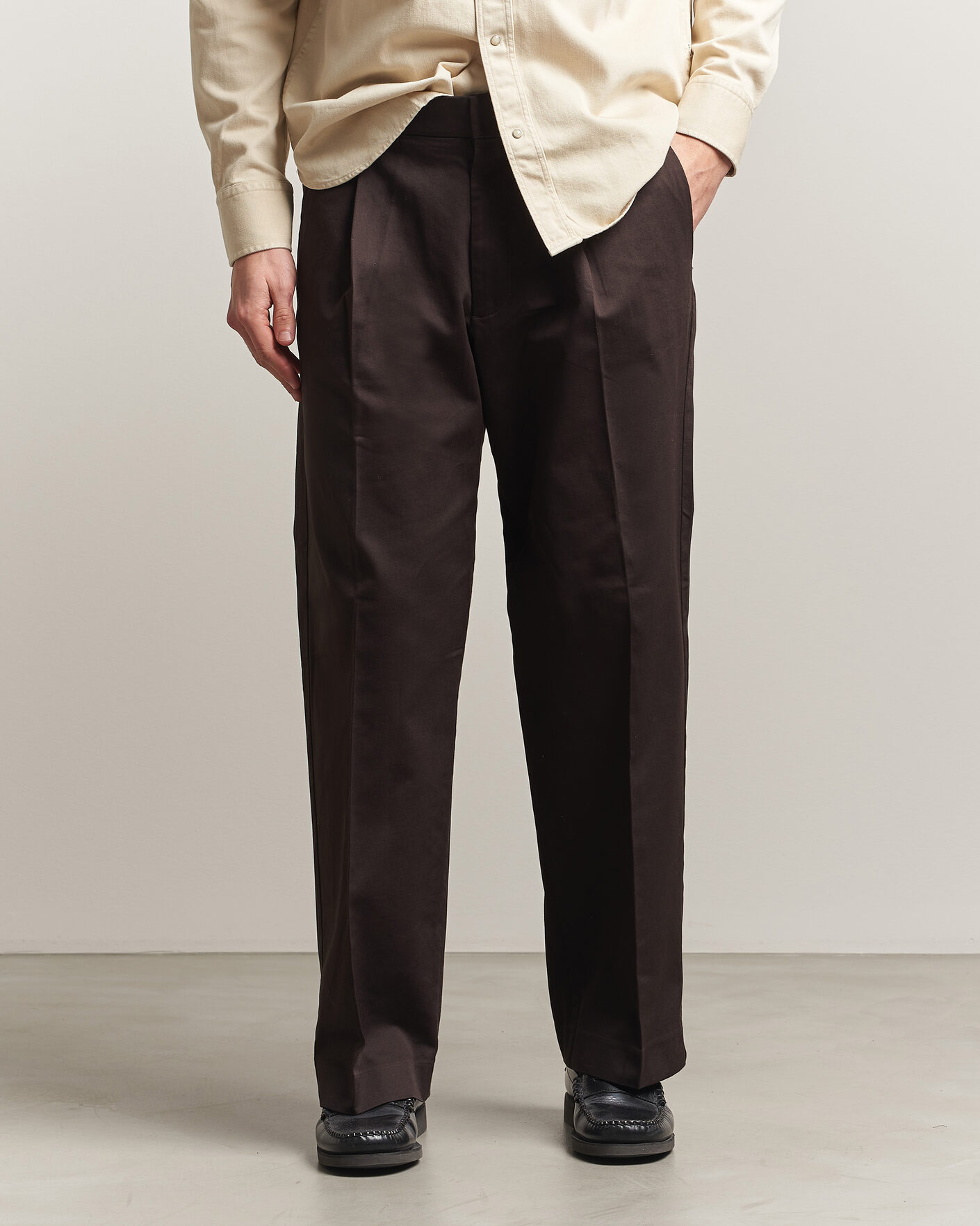 Hombres | Pantalones | NN07 | Kay Cotton Pleated Trousers Deep Truffle