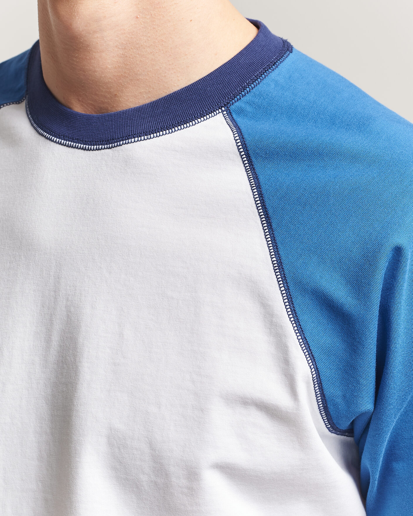 Hombres | Camisetas | Drake's | Two Tone Raglan T-Shirt White/Blue