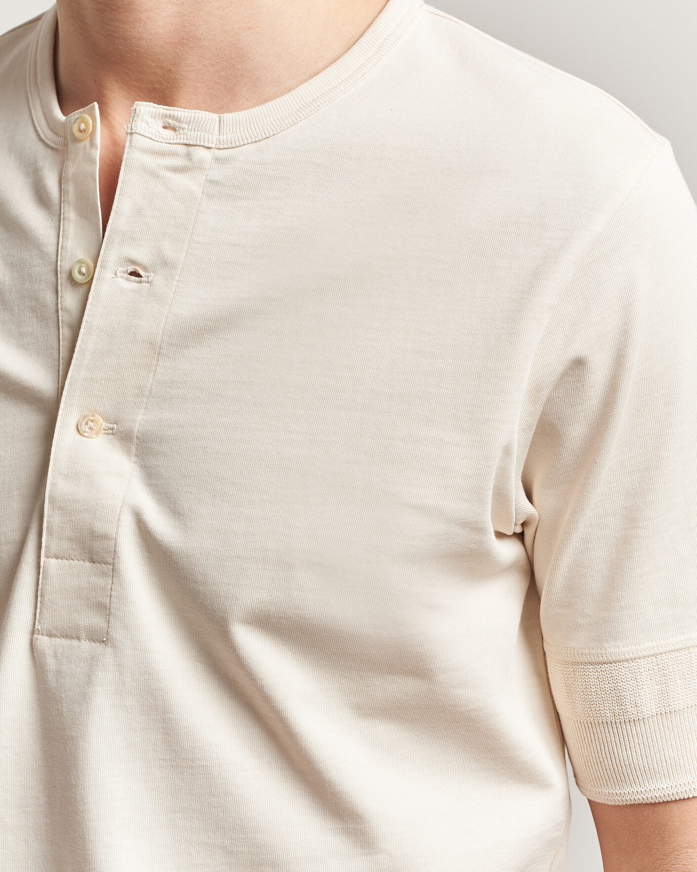 Hombres | Camisetas | Merz b. Schwanen | Classic Organic Cotton Short Sleeve Henley Nature