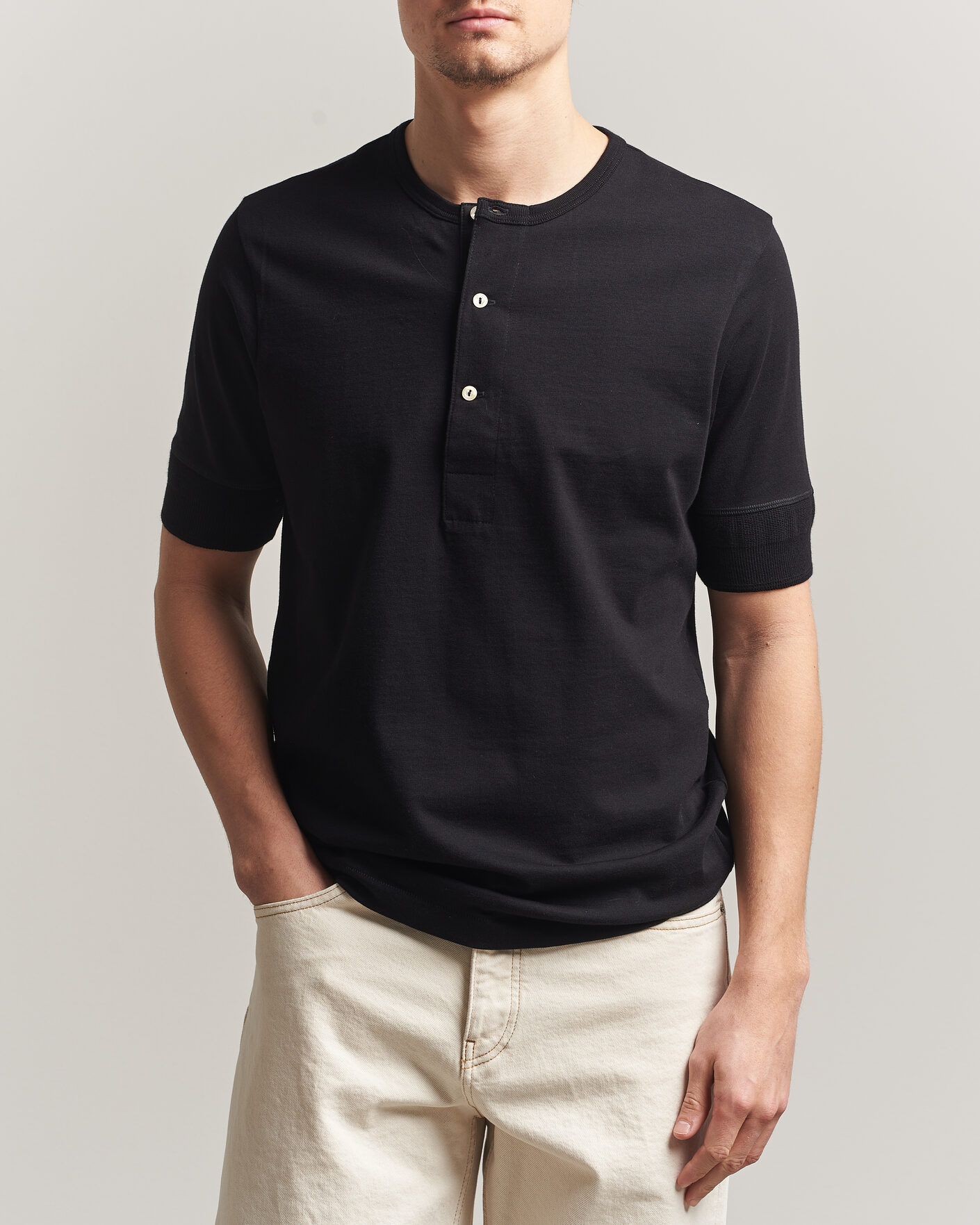 Hombres | Camisetas | Merz b. Schwanen | Classic Organic Cotton Short Sleeve Henley Black