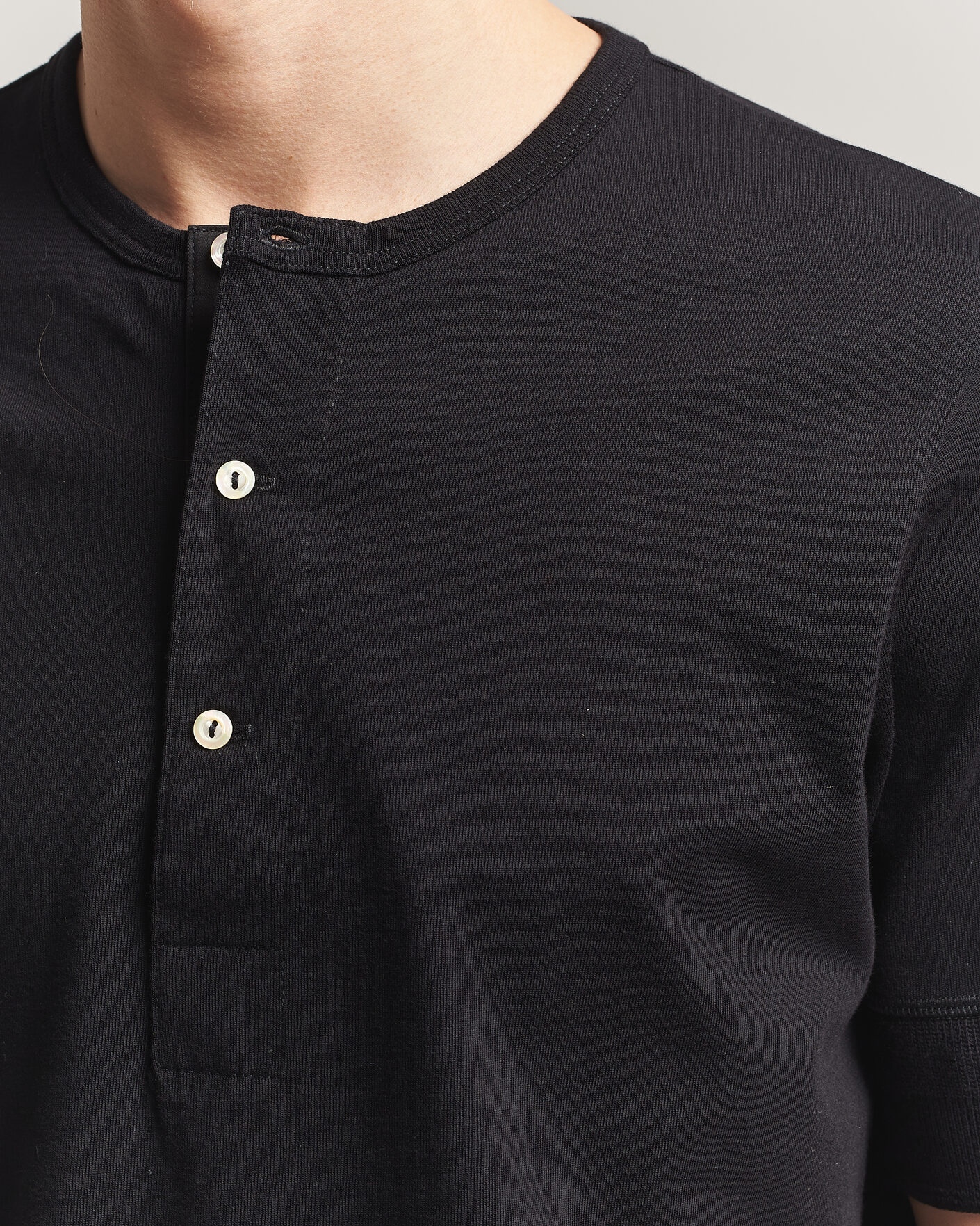 Hombres | Camisetas | Merz b. Schwanen | Classic Organic Cotton Short Sleeve Henley Black