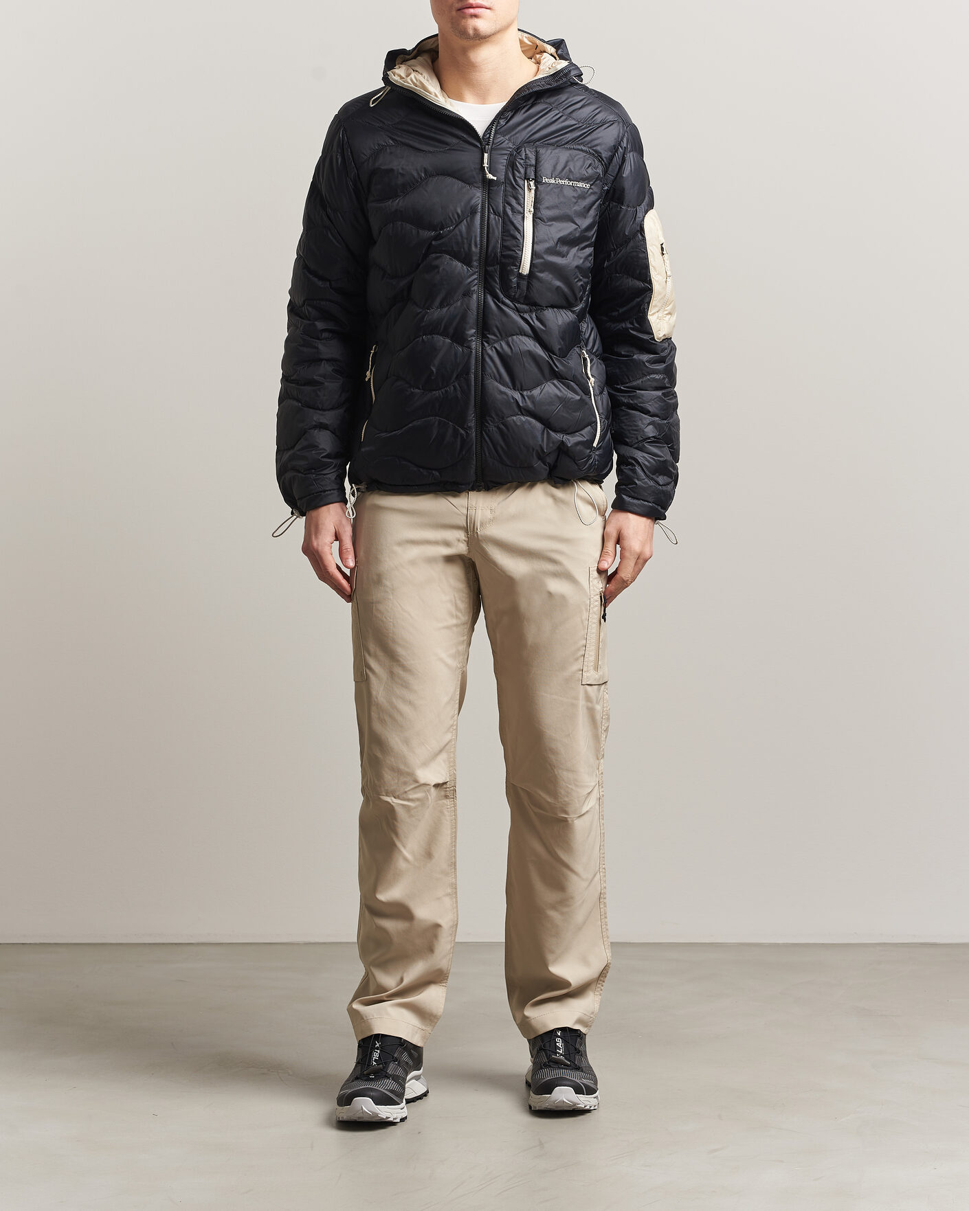 Hombres | Abrigos y chaquetas | Peak Performance | Helium Utility Down Hooded Jacket Black/Sand Fog