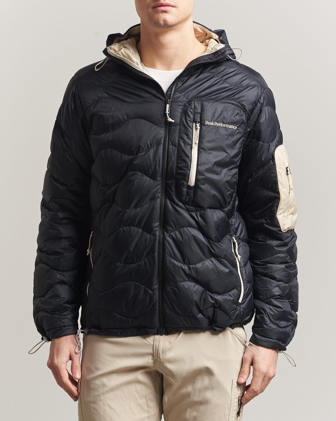 Hombres | Abrigos y chaquetas | Peak Performance | Helium Utility Down Hooded Jacket Black/Sand Fog