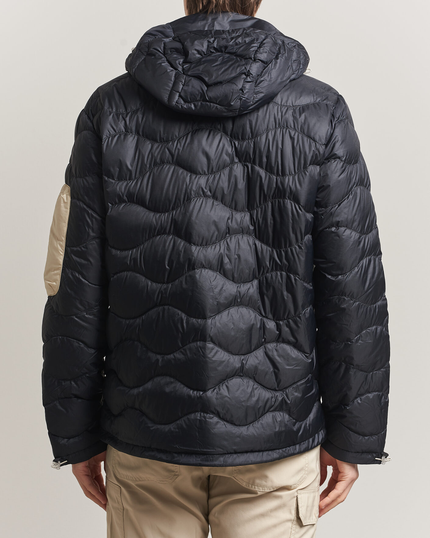 Hombres | Abrigos y chaquetas | Peak Performance | Helium Utility Down Hooded Jacket Black/Sand Fog