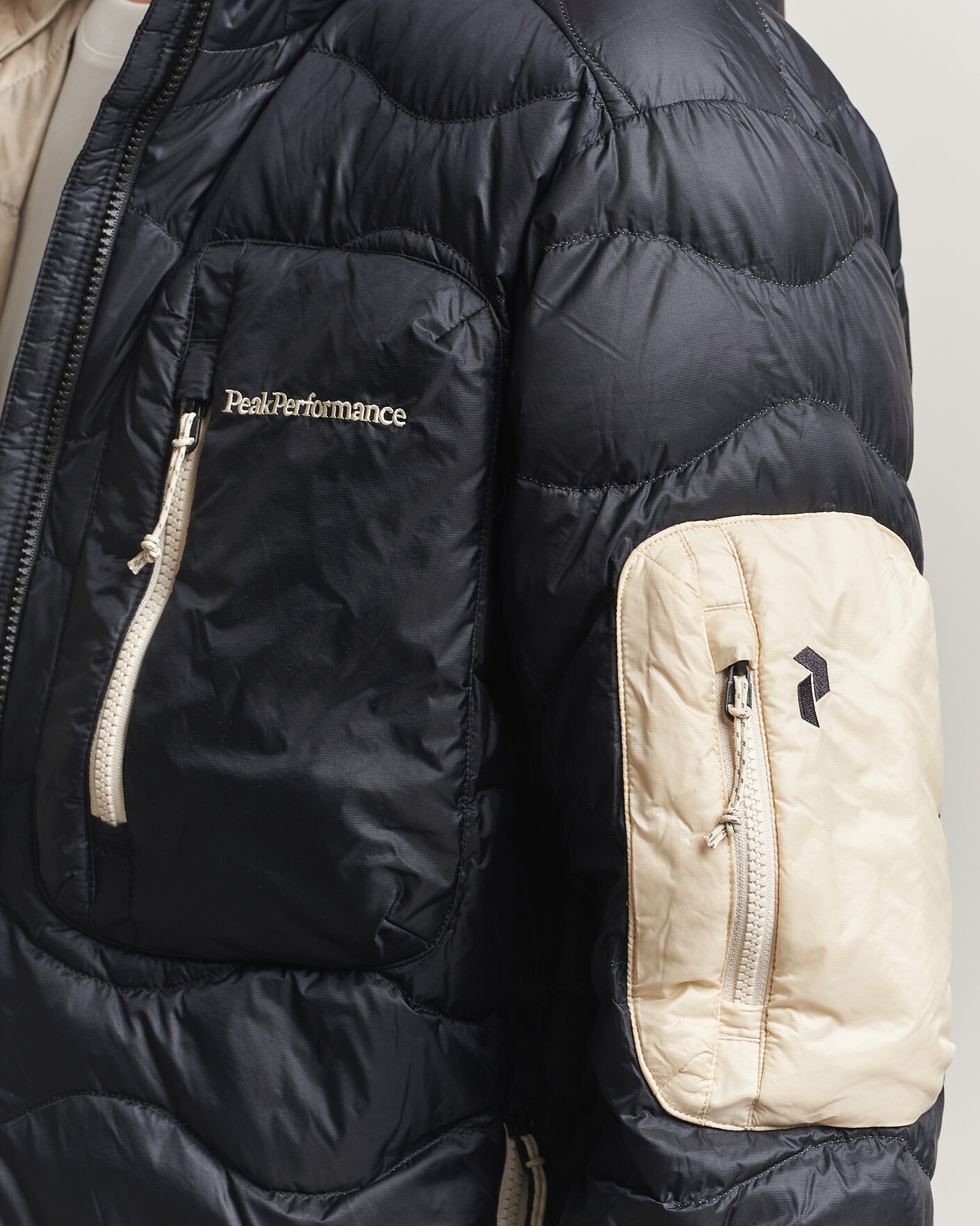 Hombres | Abrigos y chaquetas | Peak Performance | Helium Utility Down Hooded Jacket Black/Sand Fog