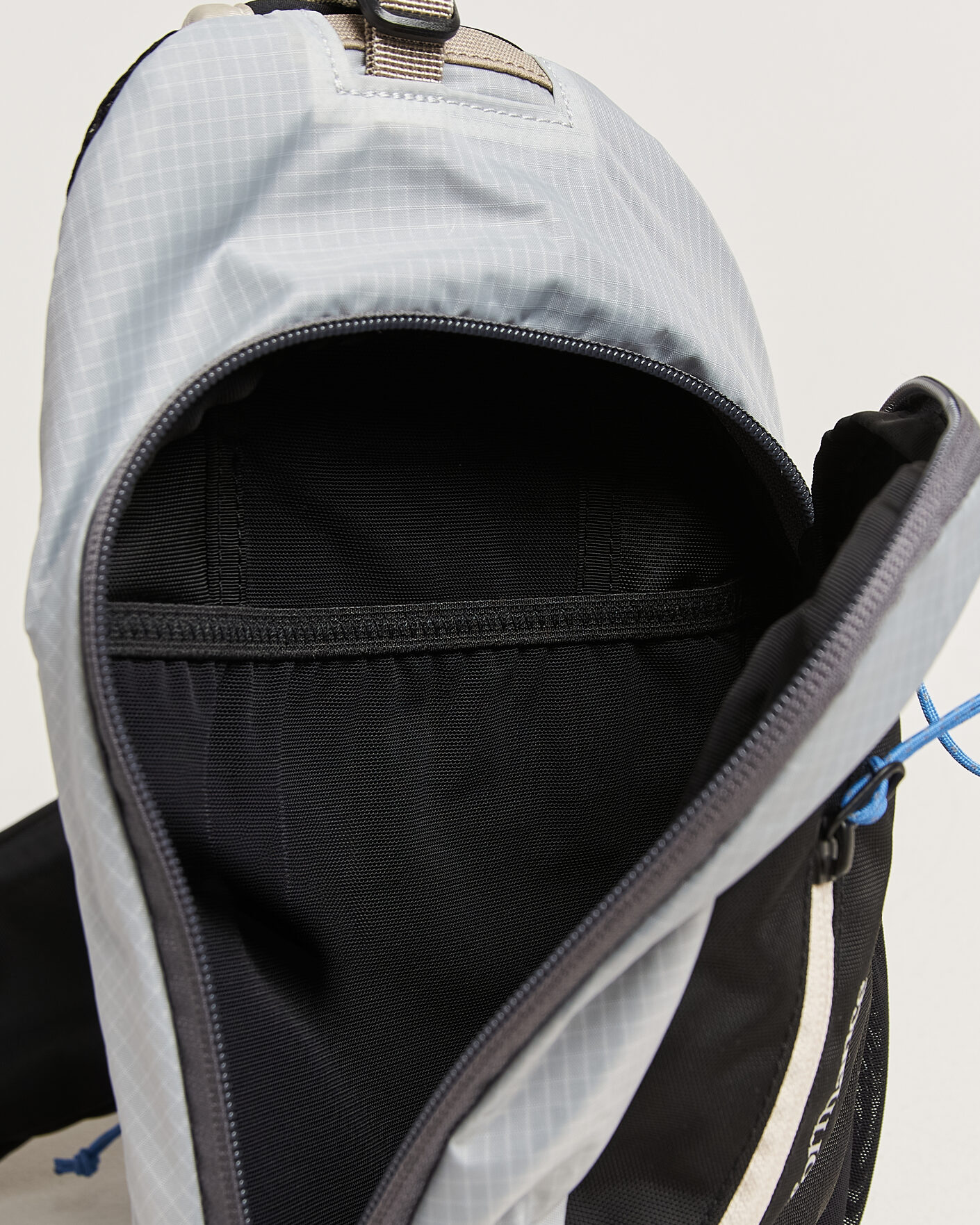 Hombres | Bolsos | Peak Performance | Outdoor Sling Bag Summit Smoke