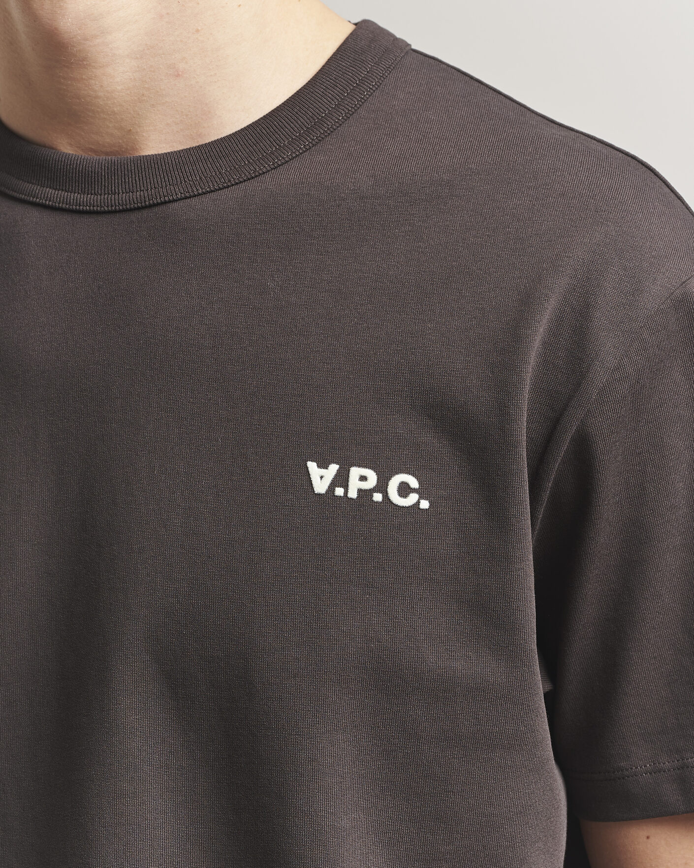 Hombres | Camisetas | A.P.C. | Boxy Fit Petit VPC T-Shirt Ecru Brown