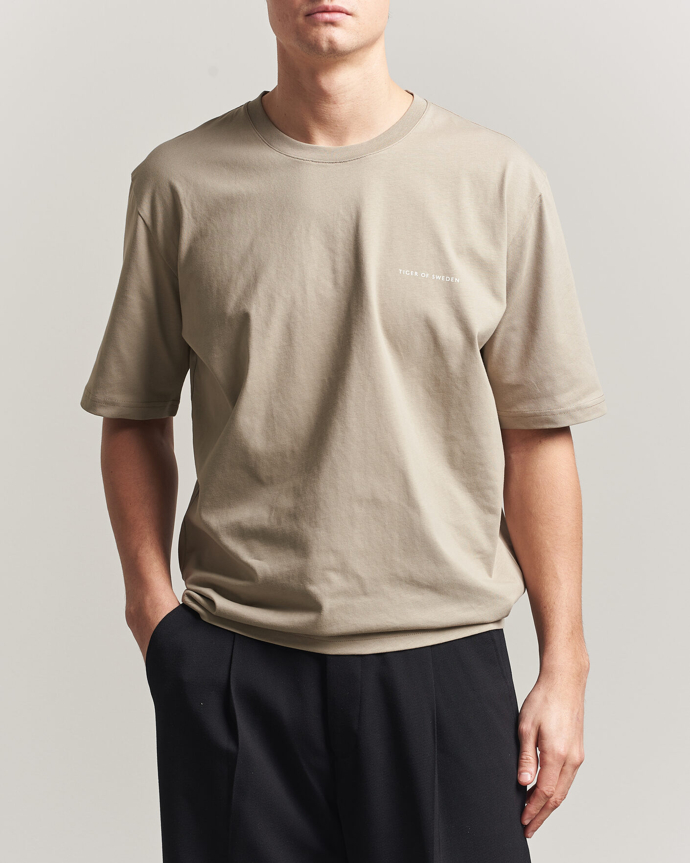 Hombres | Camisetas | Tiger of Sweden | Pro Logo Crew Neck T-Shirt Artichoke Grey