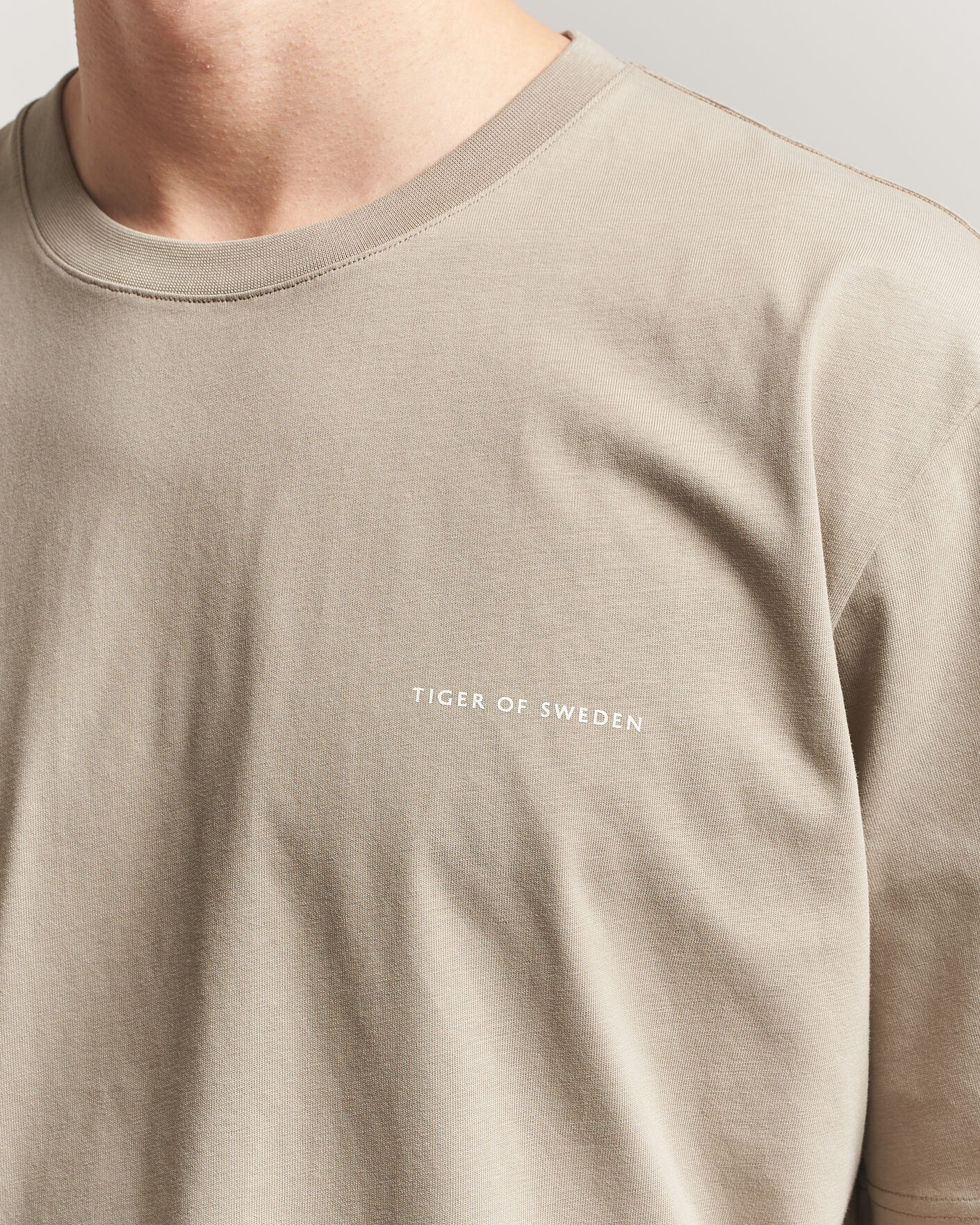 Hombres | Camisetas | Tiger of Sweden | Pro Logo Crew Neck T-Shirt Artichoke Grey
