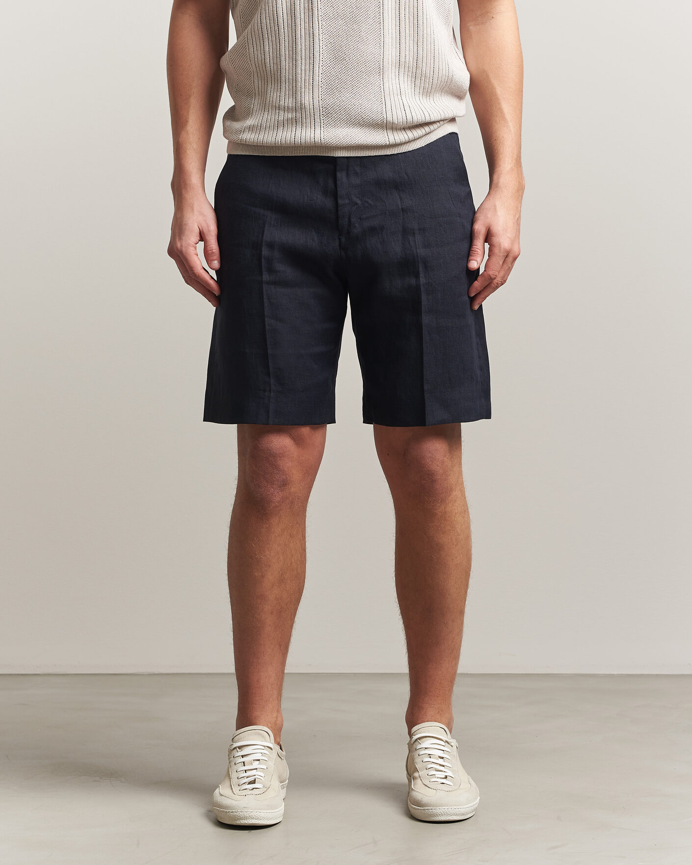 Hombres | Pantalones cortos | Tiger of Sweden | Troy Pleated Linen Shorts Midnight Blue