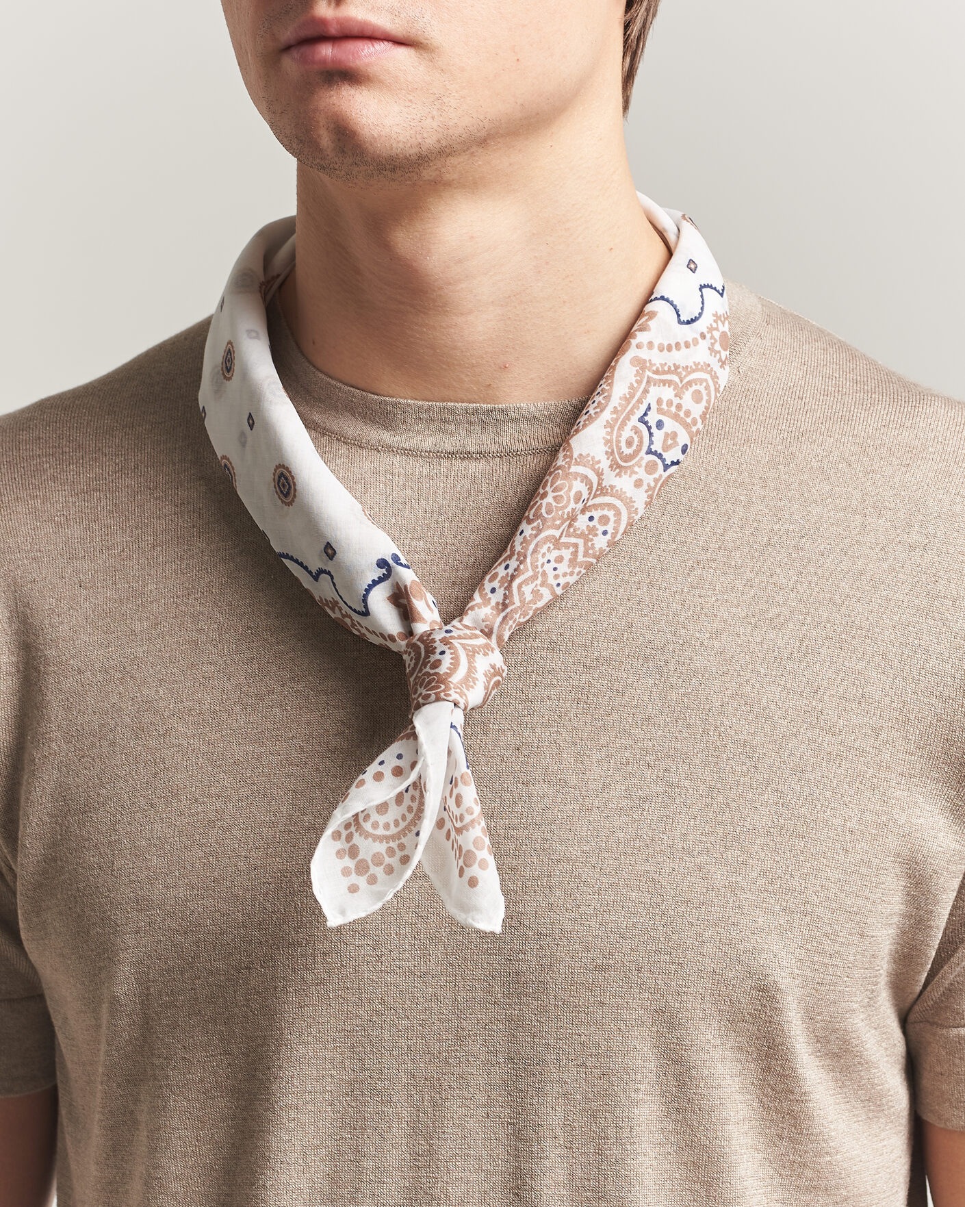 Hombres | Bufandas elegantes | Amanda Christensen | Cotton Voilé Medallion Bandana Cream