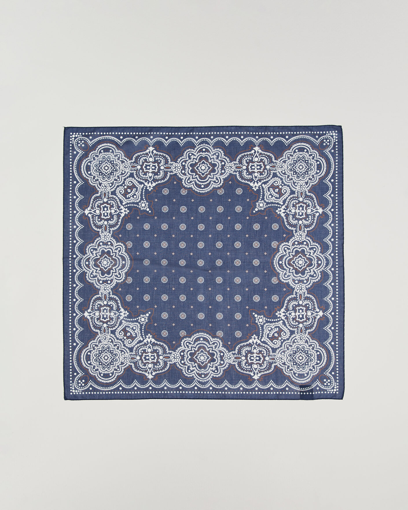 Hombres | Bufandas elegantes | Amanda Christensen | Cotton Voilé Medallion Bandana Navy