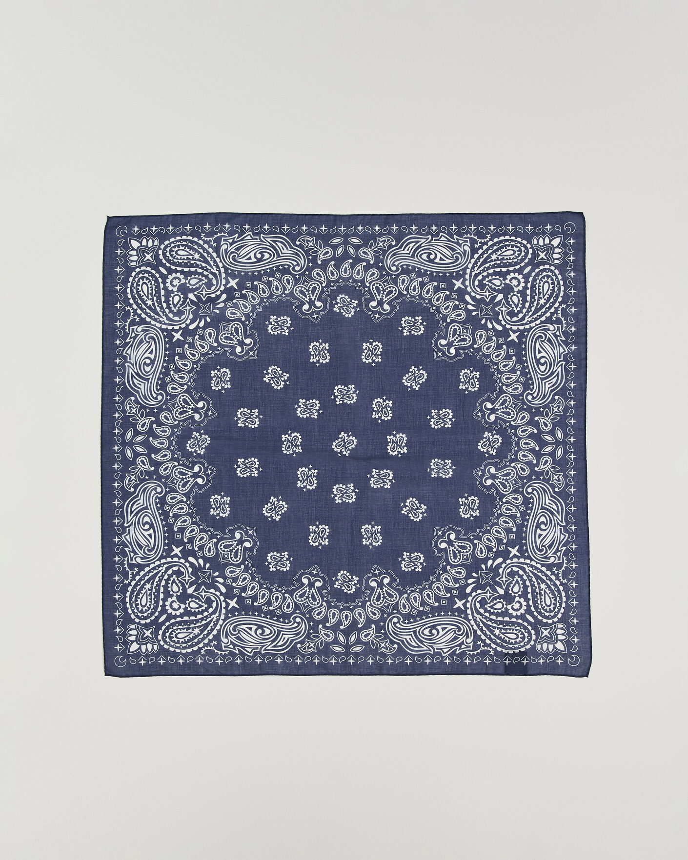 Hombres | Bufandas elegantes | Amanda Christensen | Cotton Voilé Paisley Bandana Navy