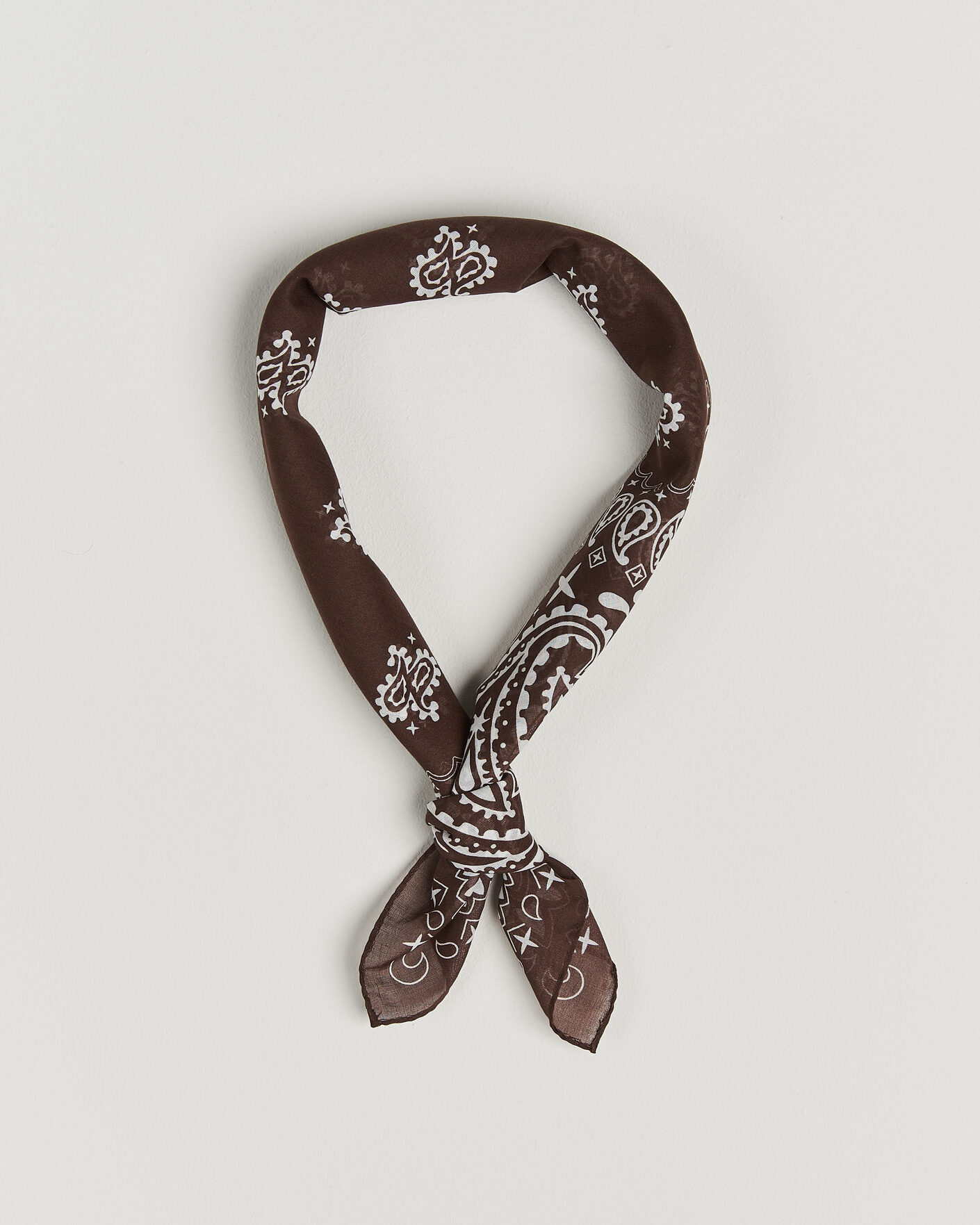 Hombres | Bufandas elegantes | Amanda Christensen | Cotton Voilé Paisley Bandana Dark Brown