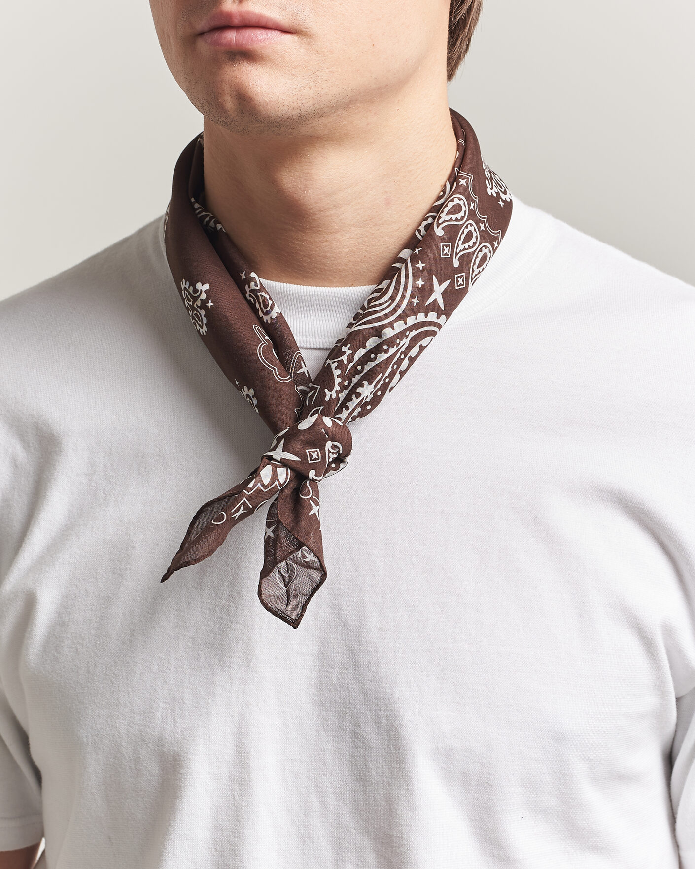 Hombres | Bufandas elegantes | Amanda Christensen | Cotton Voilé Paisley Bandana Dark Brown
